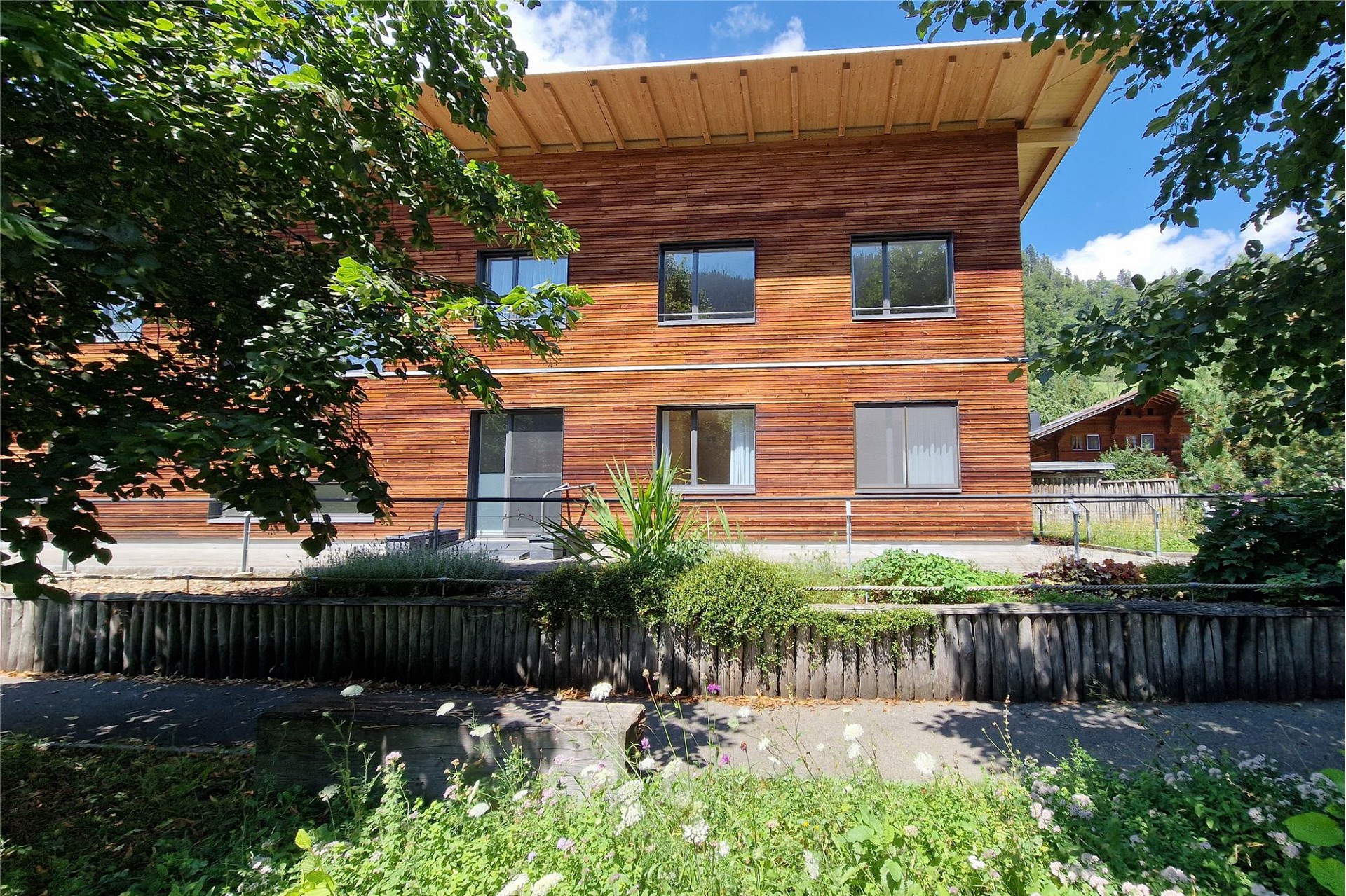 Holzfassade mit großem Satteldach