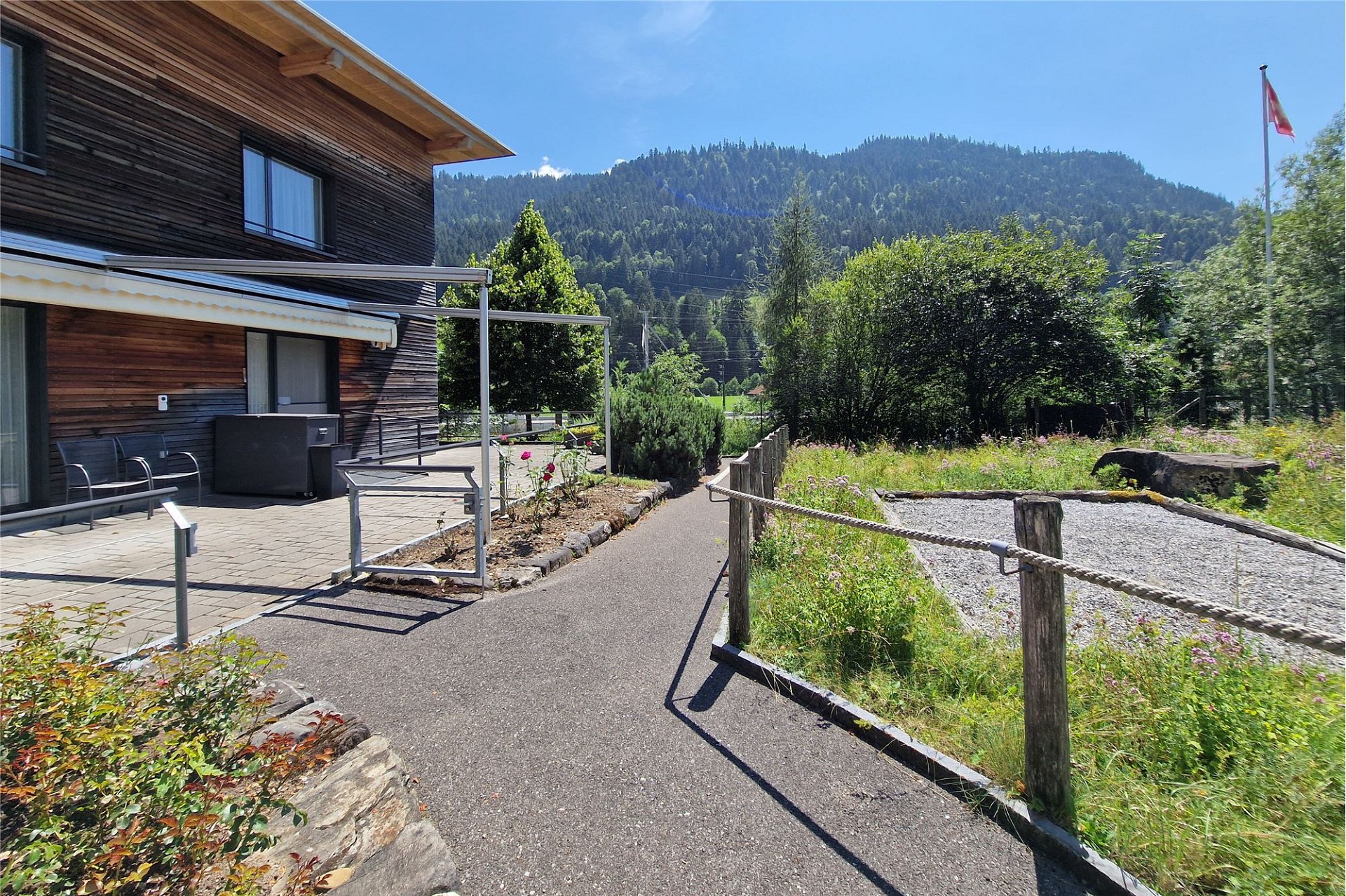 Berghaus mit Terrasse und Gartenblick