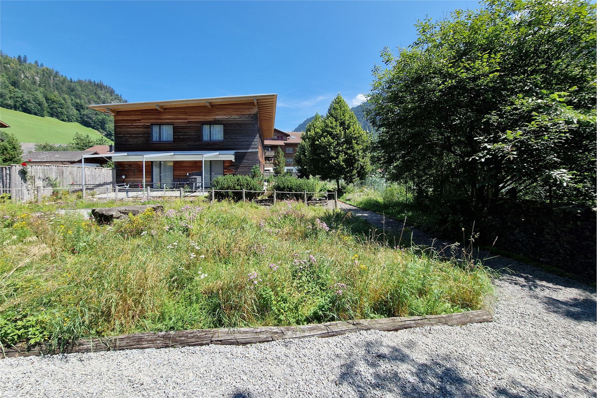Alpenhaus mit Garten