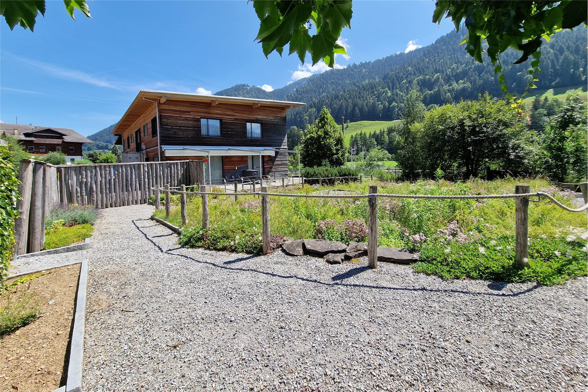 Holzhaus mit Bergblick und Naturgarten