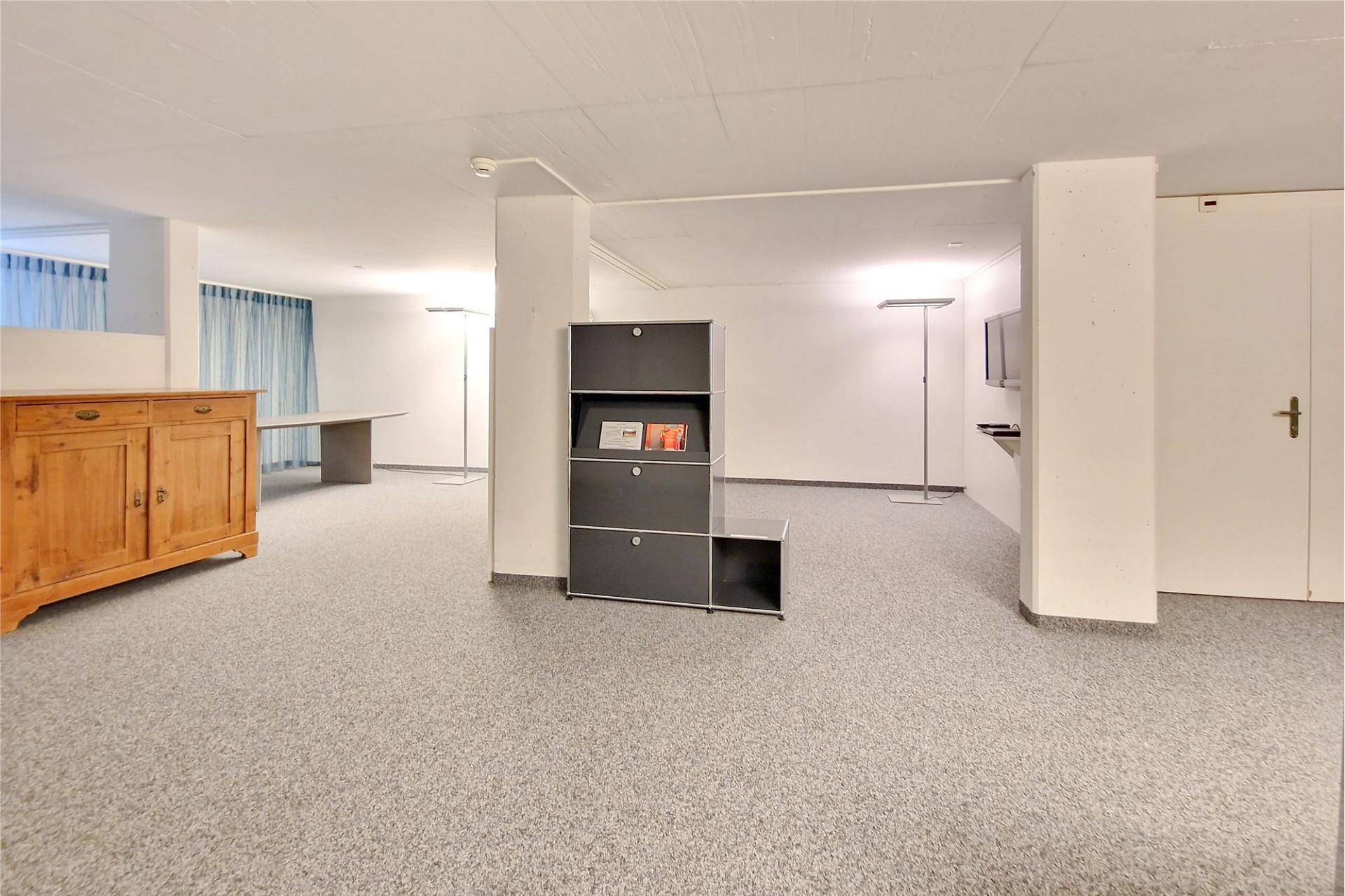 Großer leerer Innenraum mit Teppichboden