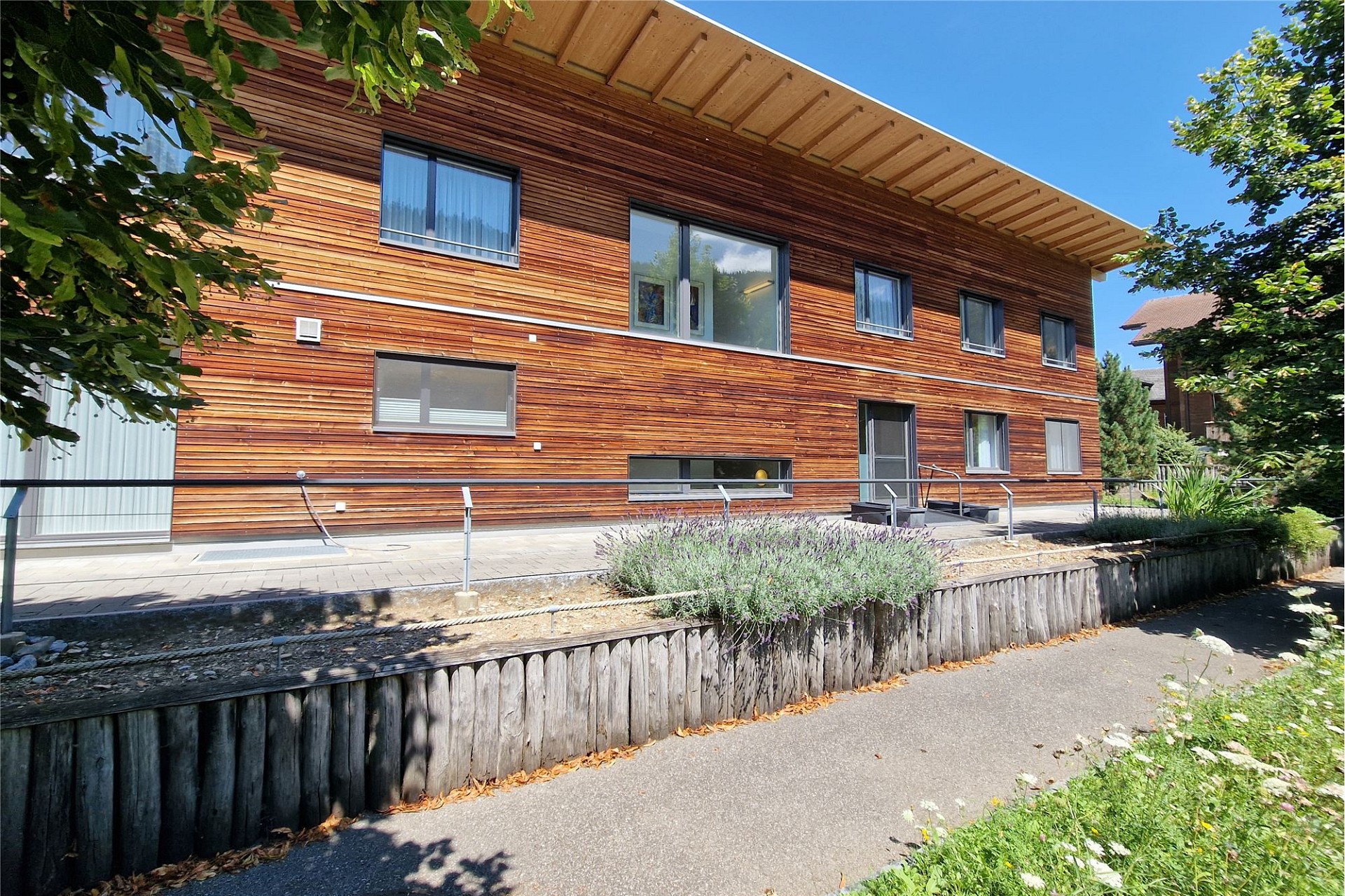 Moderne Holzfassade mit Gartenzugang