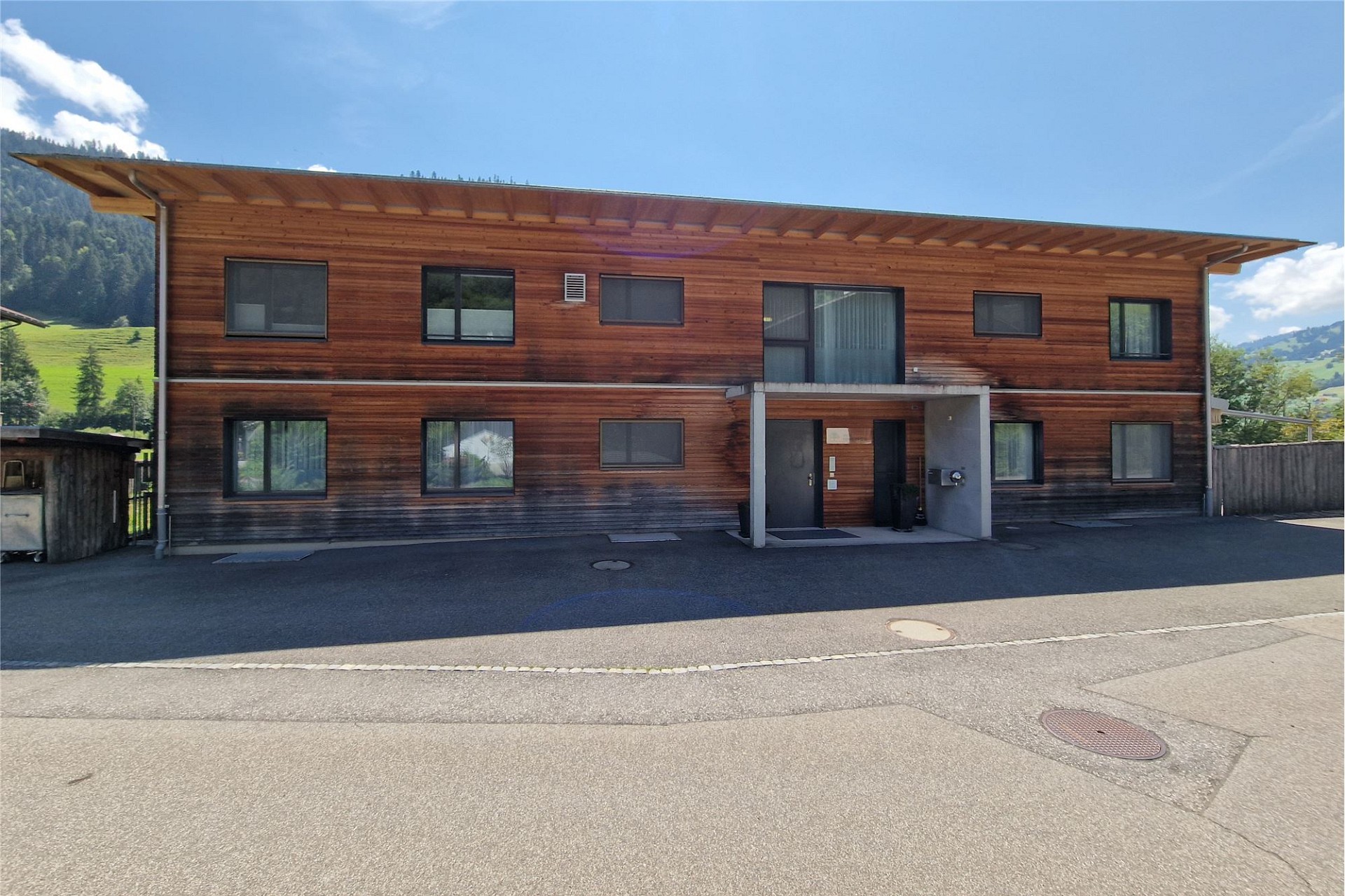 Holzhaus in alpiner Umgebung