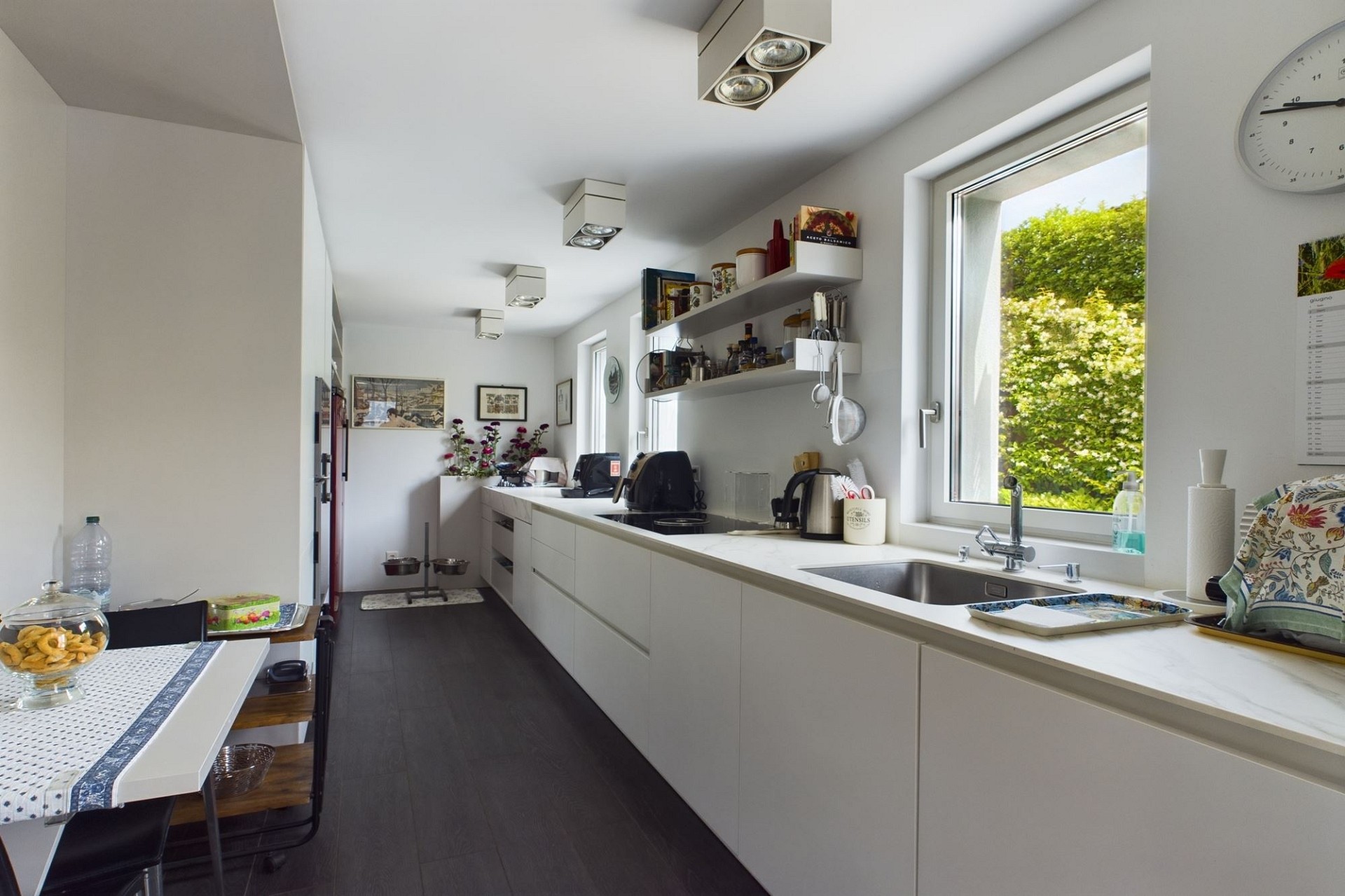 Schmale moderne Küche mit Fensterblick