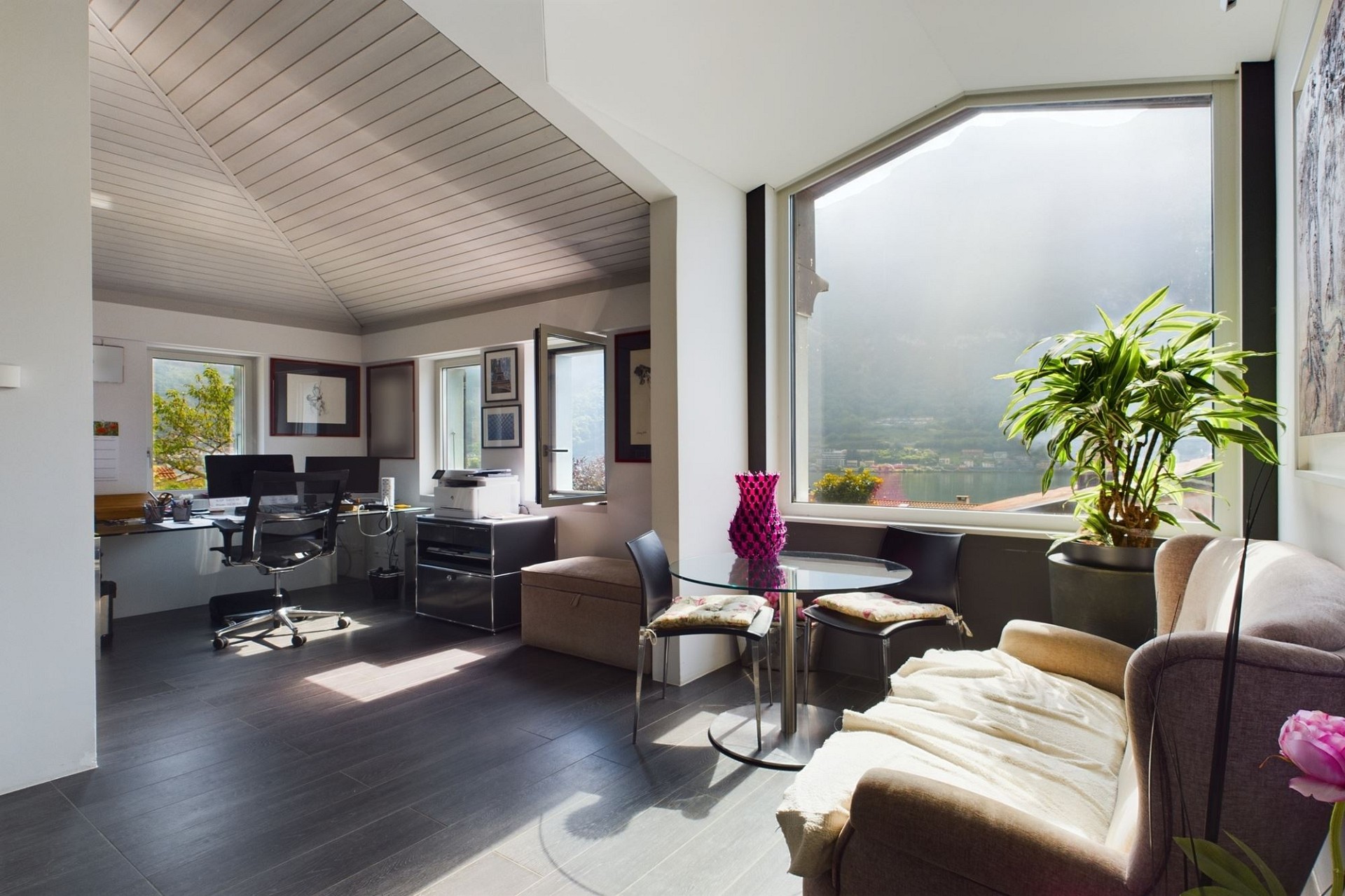 Helles Büro- und Wohnstudio mit Panoramablick