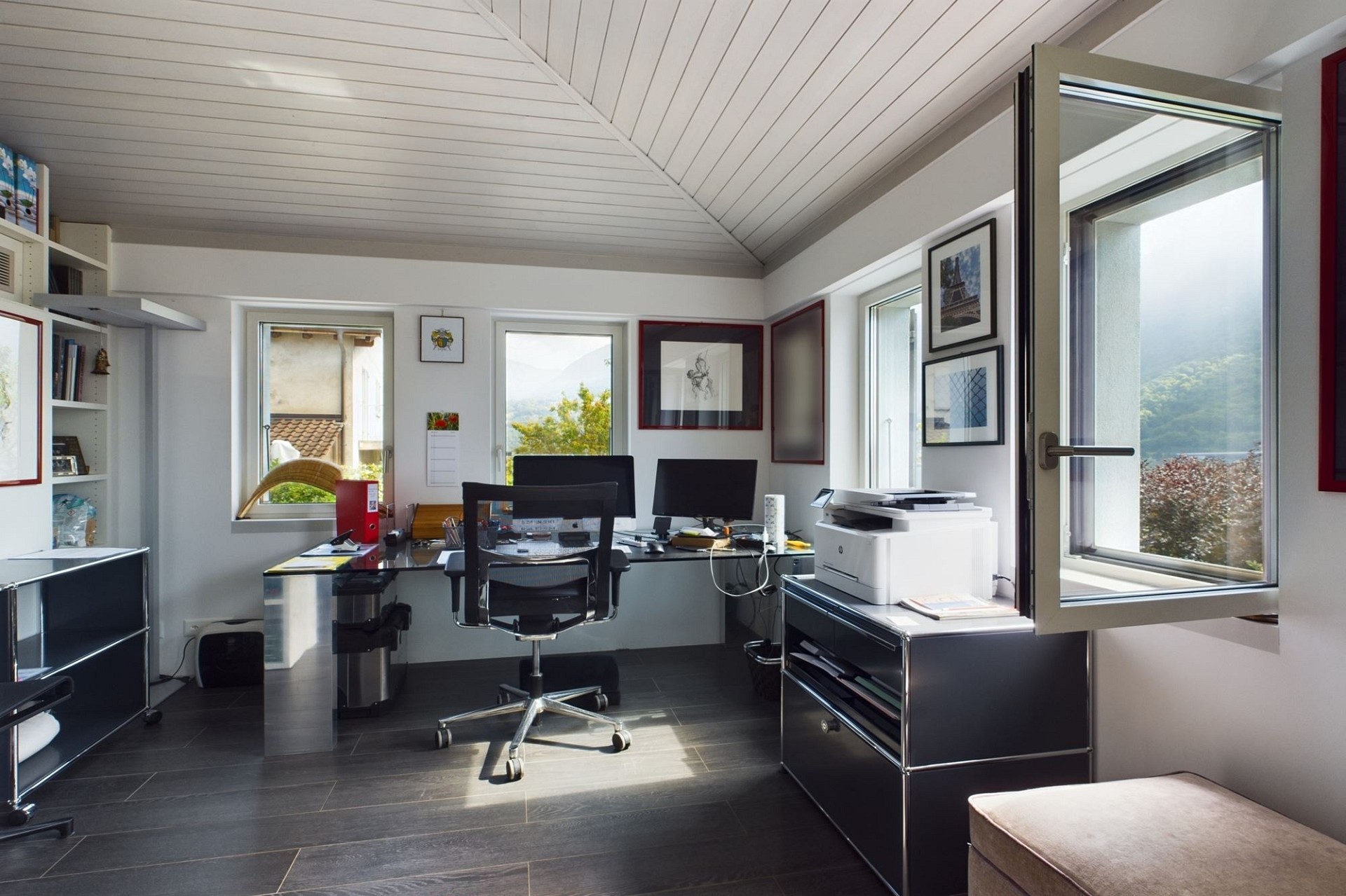 Helles Arbeitszimmer im Dachgeschoss