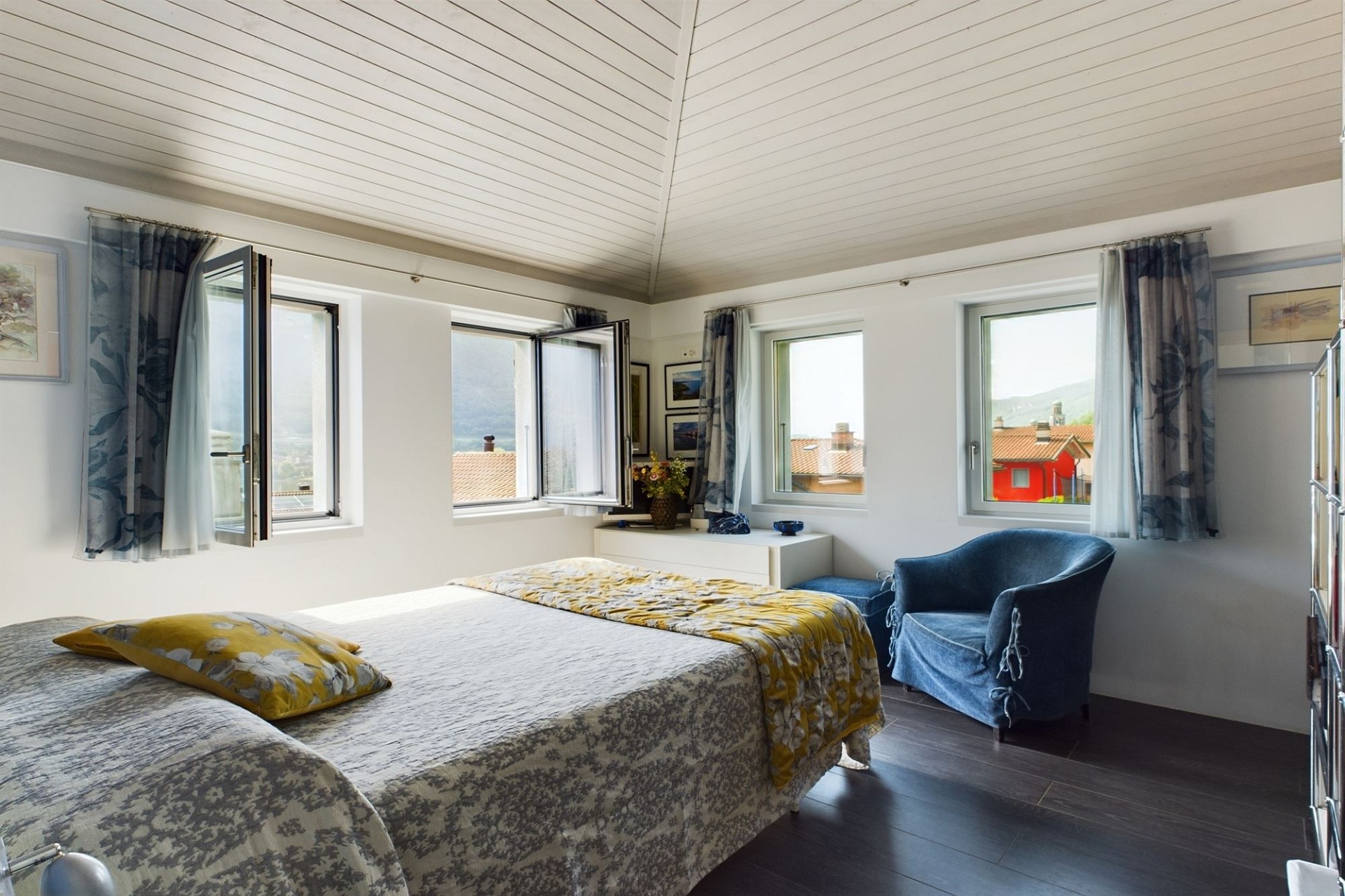 Helles Schlafzimmer mit Bergblick