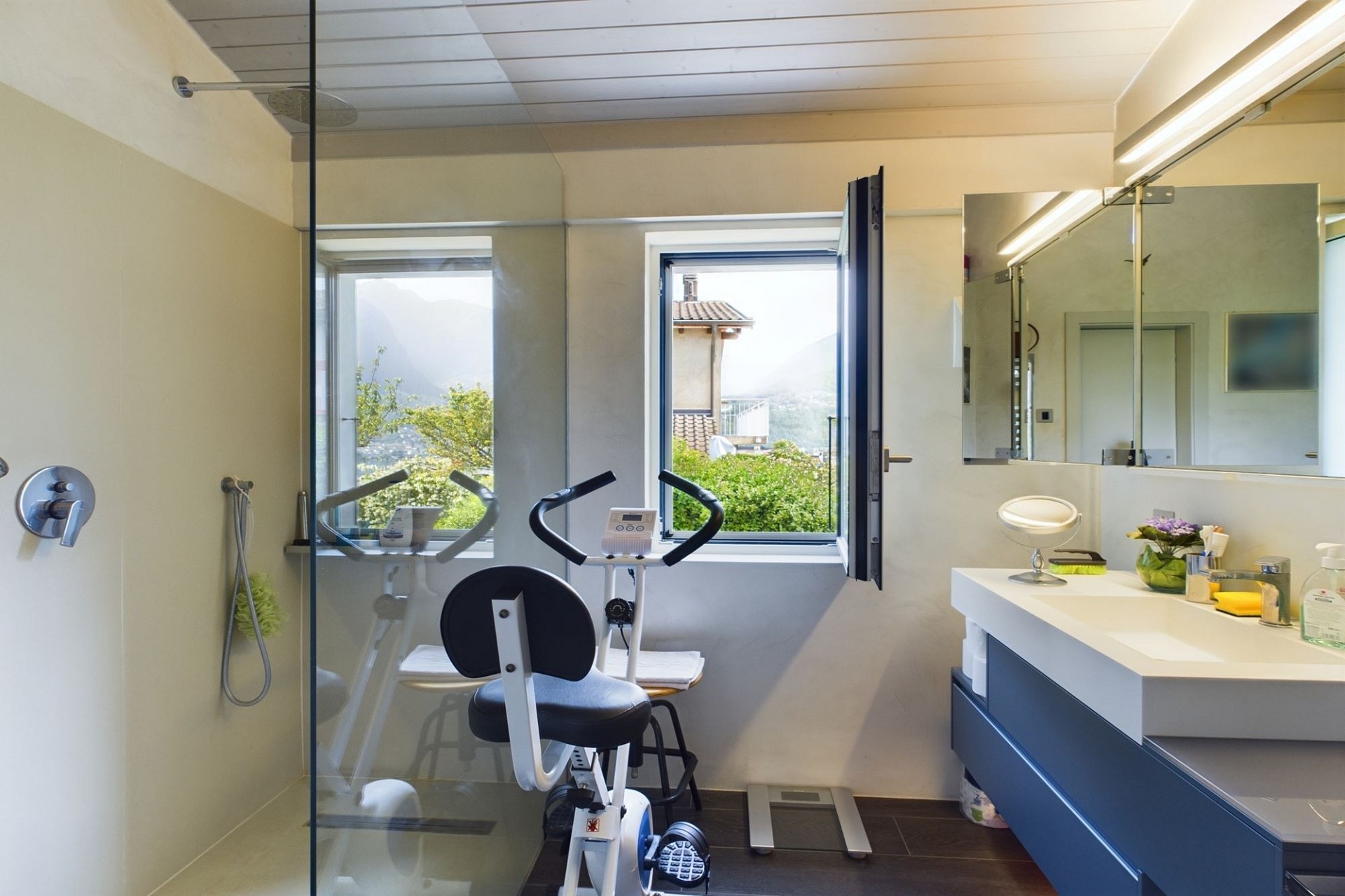 Modernes Badezimmer mit Fitnessbereich