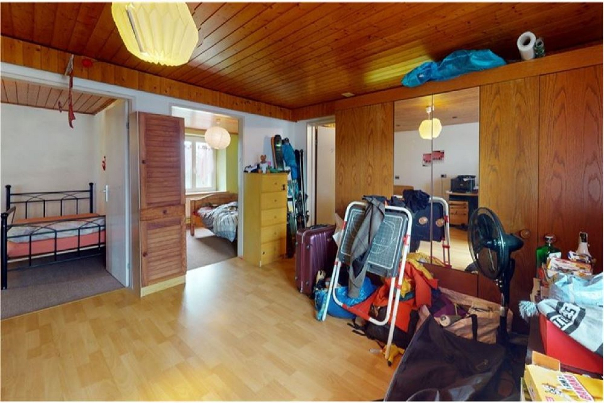 Schlafzimmer mit viel Holz und Stauraum