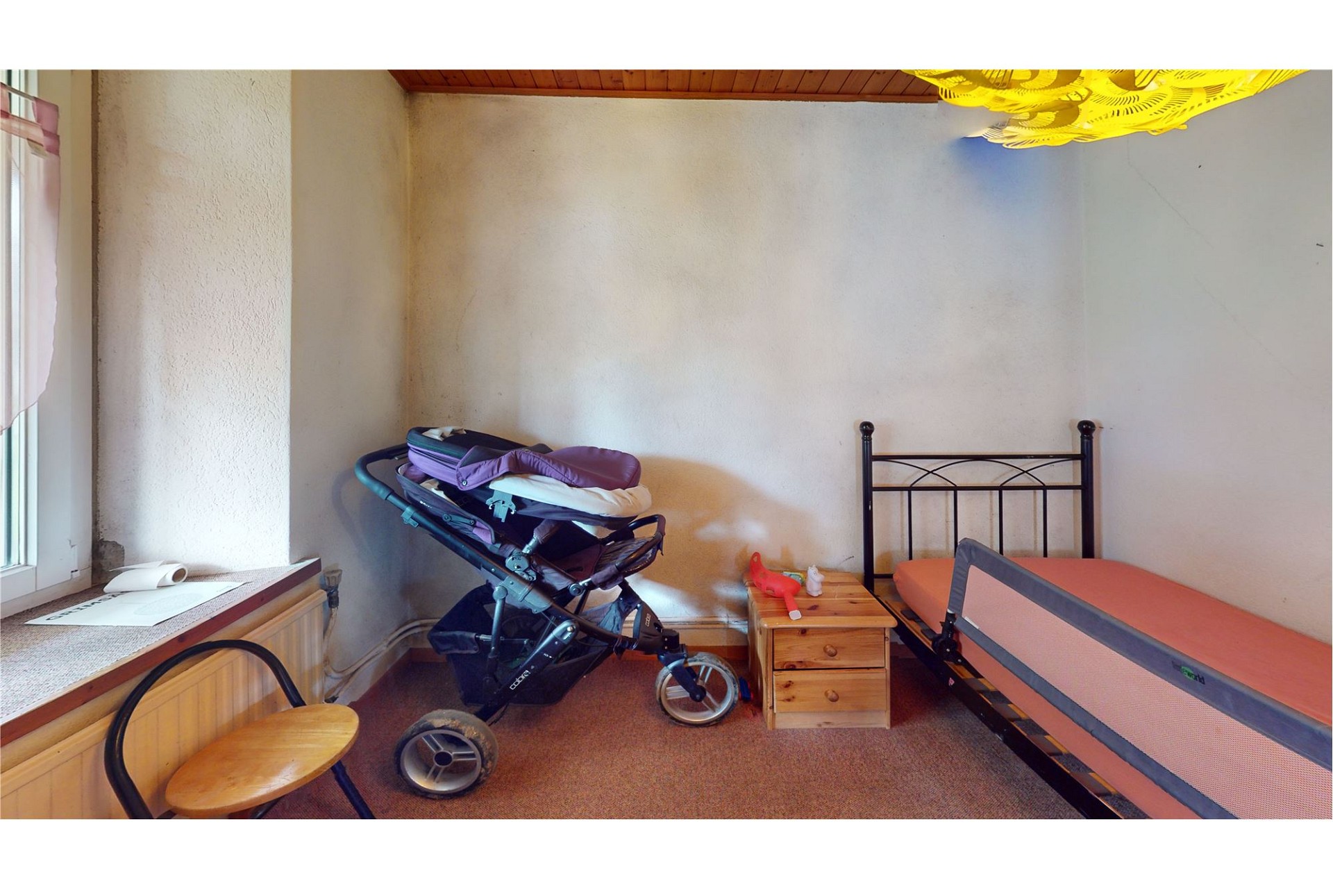Kleines Schlafzimmer mit einfachen Möbeln
