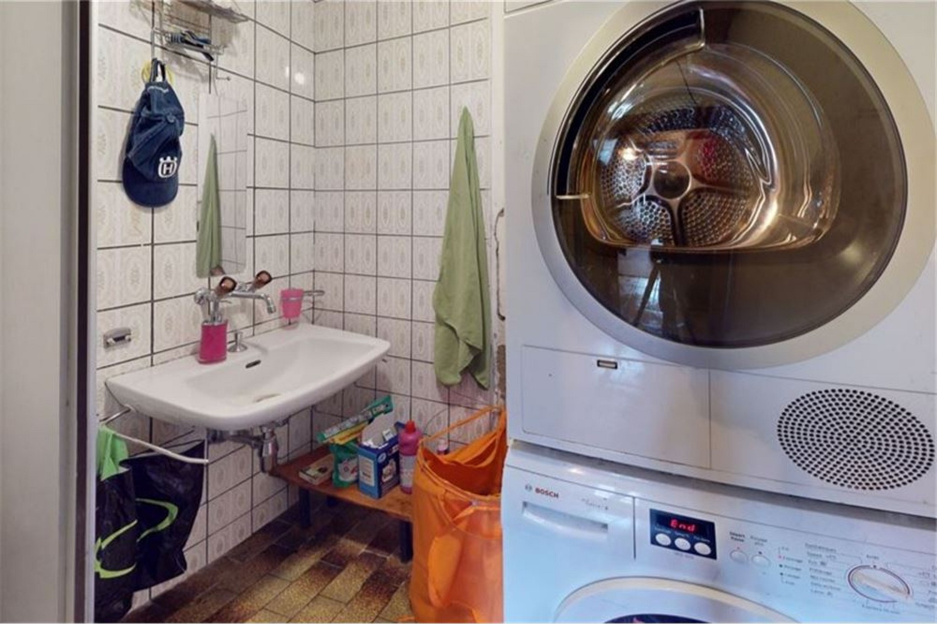 Hauswirtschaftsraum mit Waschmaschine und Waschbecken