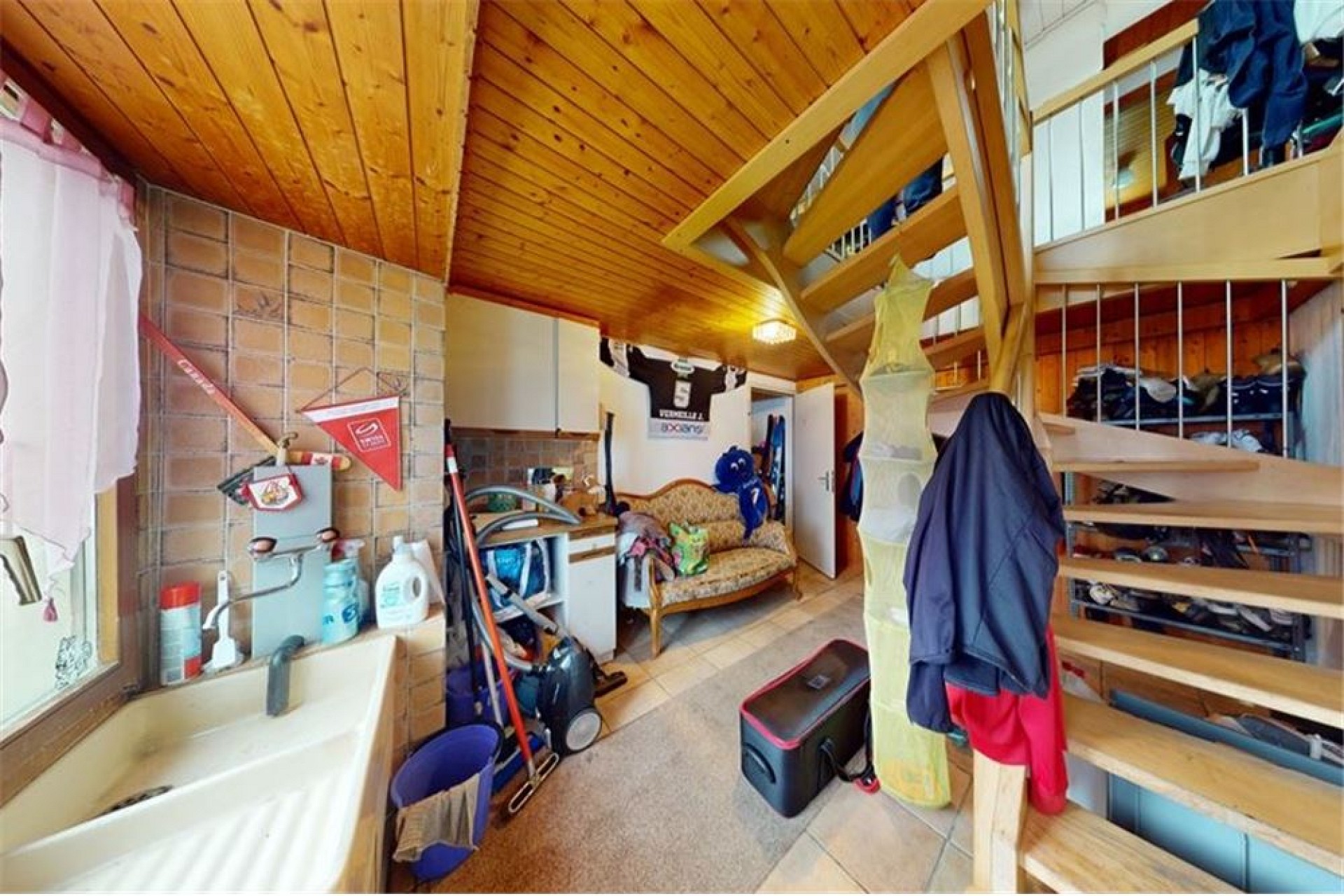 Dachgeschossraum mit Treppe und Lagerbereich