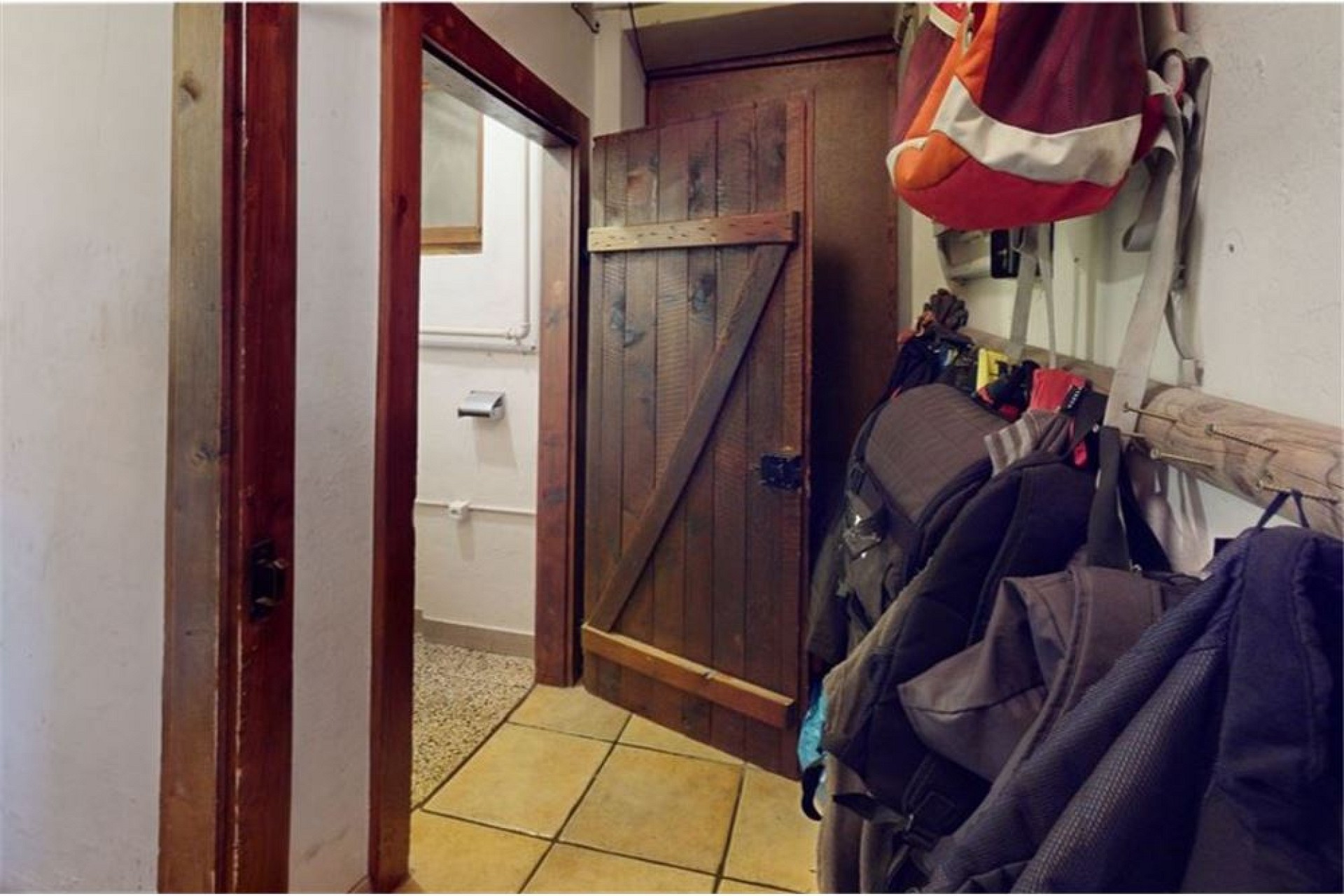 Abstellraum mit Tür und Garderobe