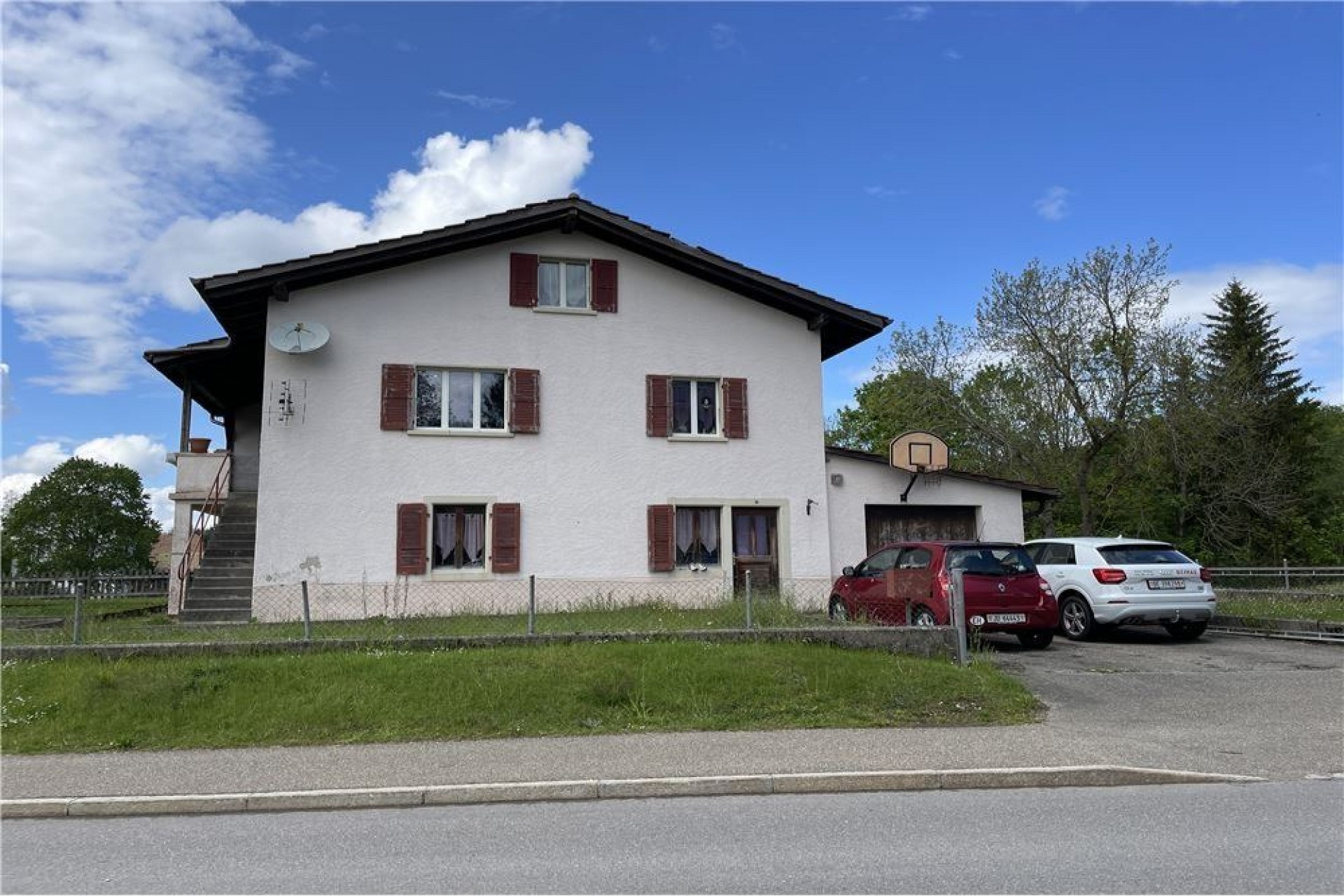 Einfamilienhaus mit Garten und Zufahrt