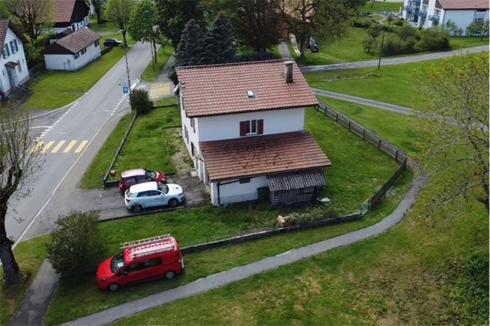 Luftaufnahme eines Einfamilienhauses mit Garten