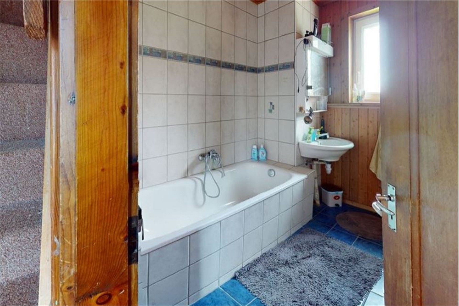 Kleines Bad mit Badewanne