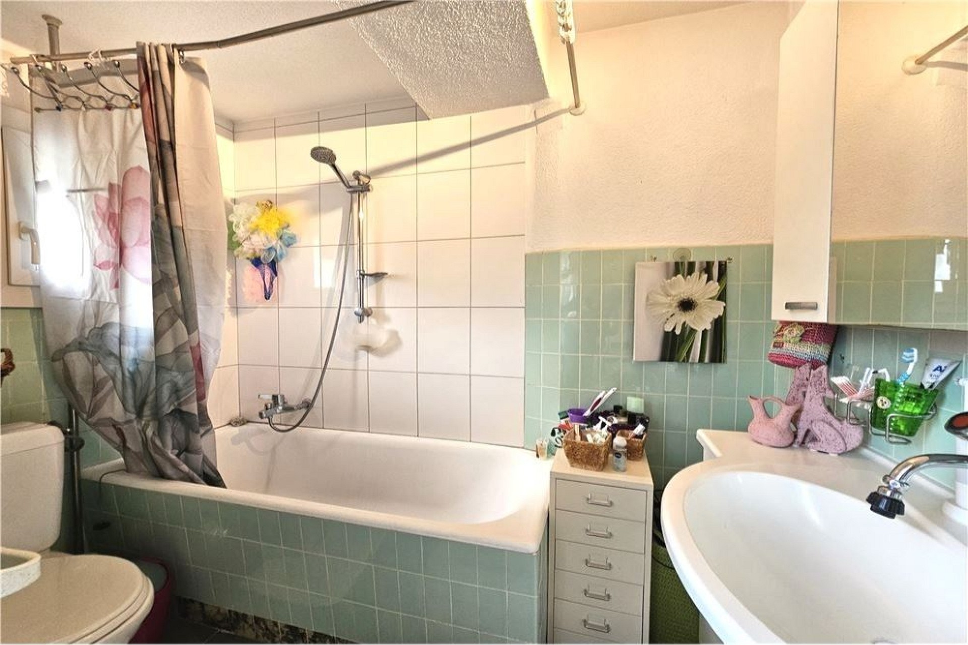 Badezimmer mit Wanne und Waschbecken
