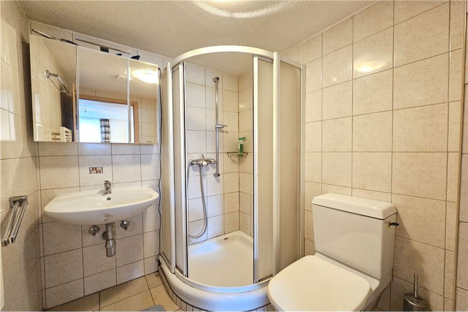 Kompaktes Badezimmer mit Dusche und WC