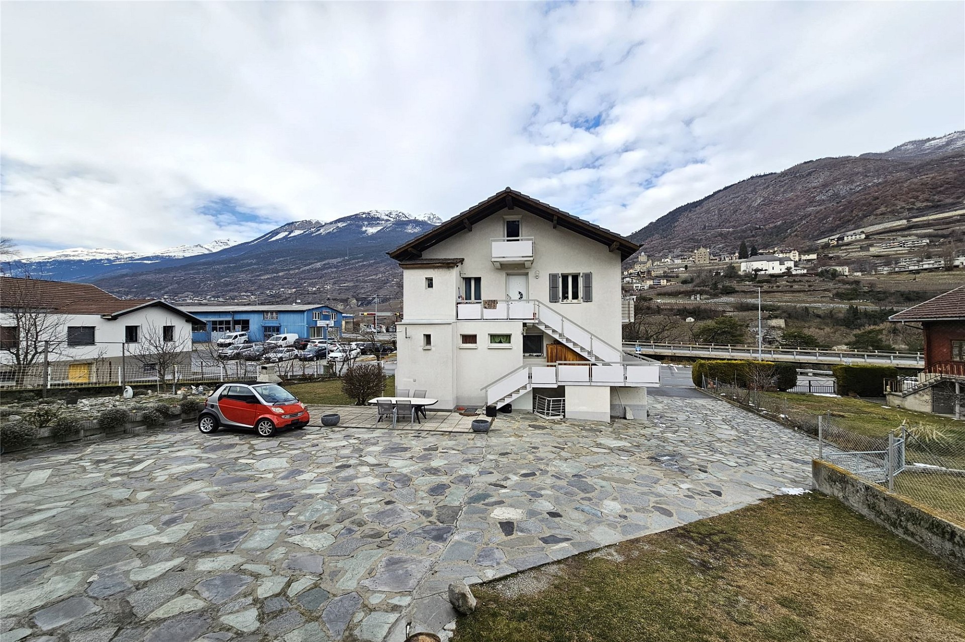 Freistehendes Haus mit Bergpanorama