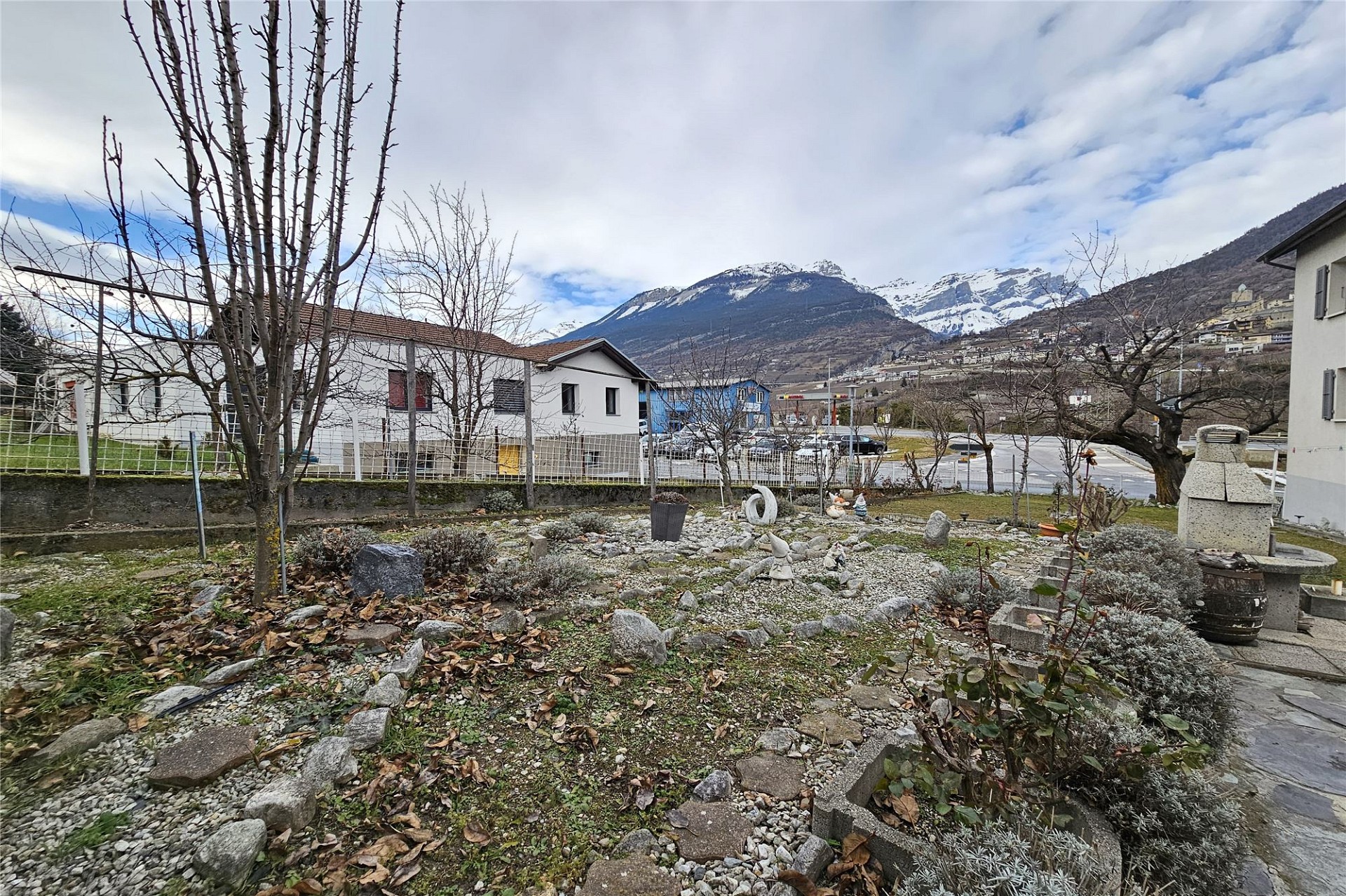 Blick auf einen Garten mit Bergpanorama