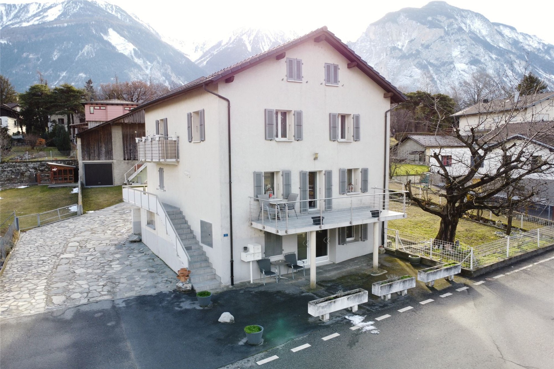 Alpenhaus mit Balkon und Bergkulisse