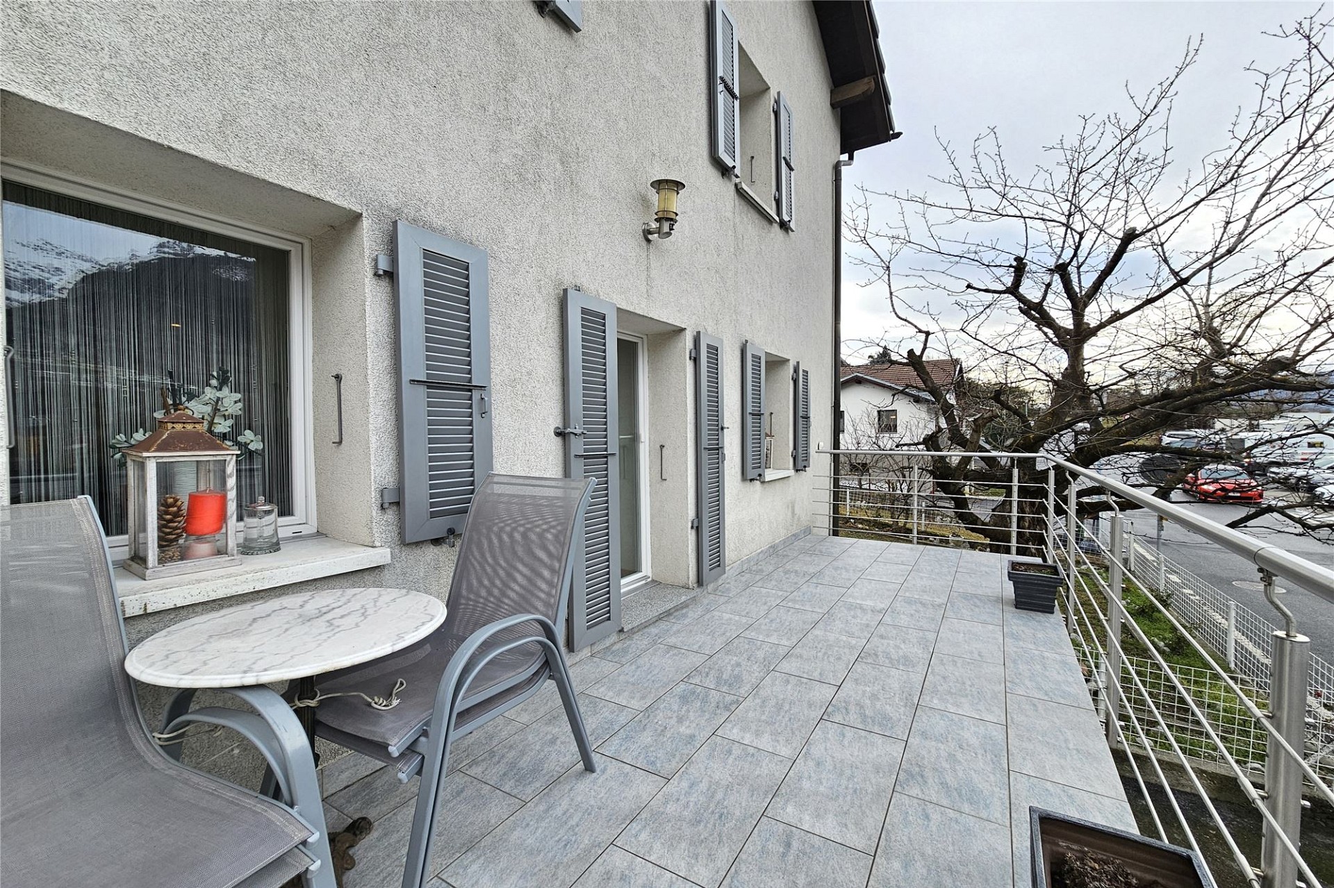Balkon mit Sitzplatz und Hausfassade
