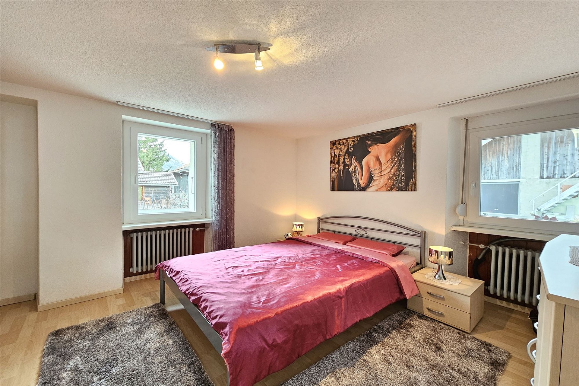 Gemütliches Schlafzimmer mit Doppelbett