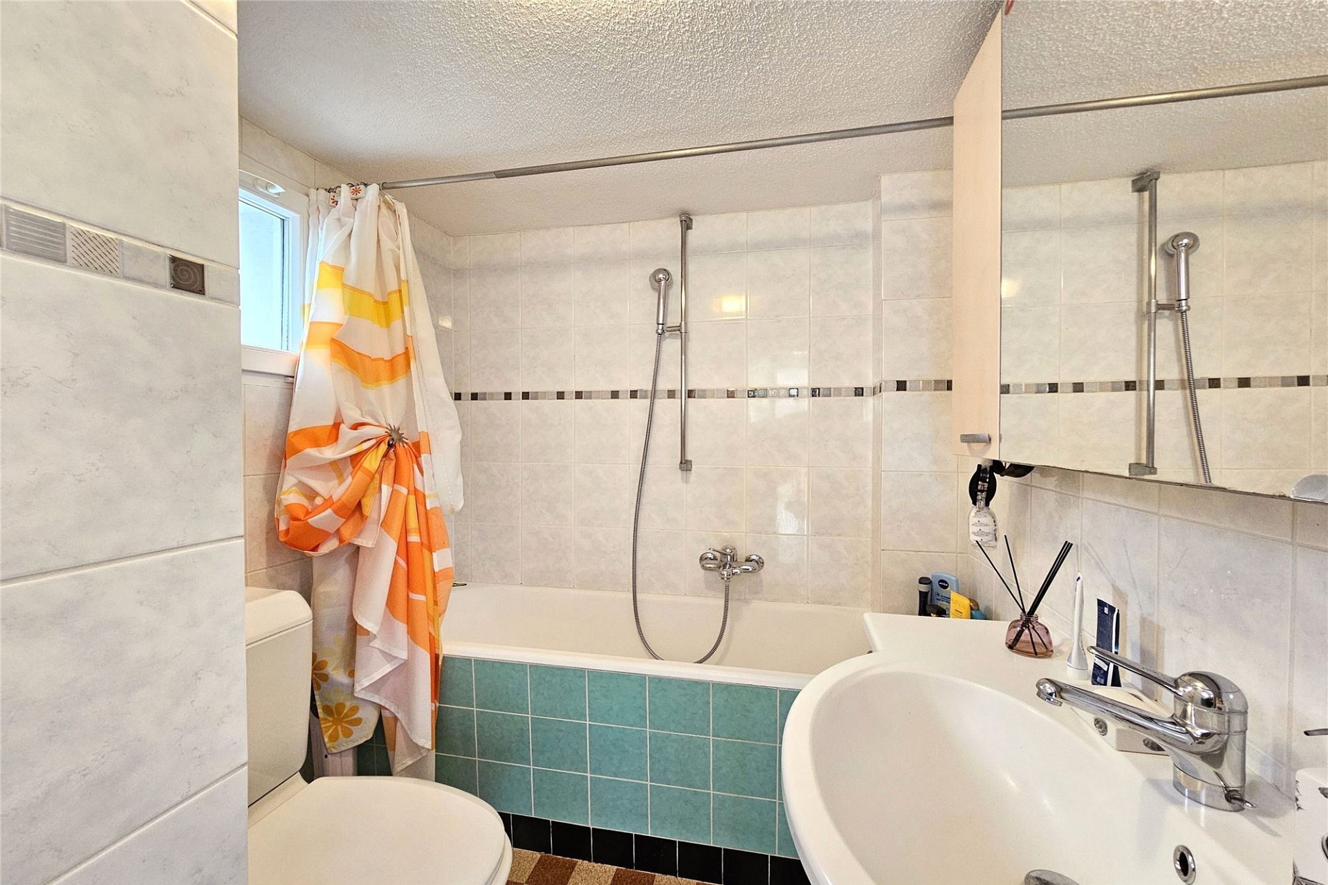 Badezimmer mit Wanne und Waschbecken