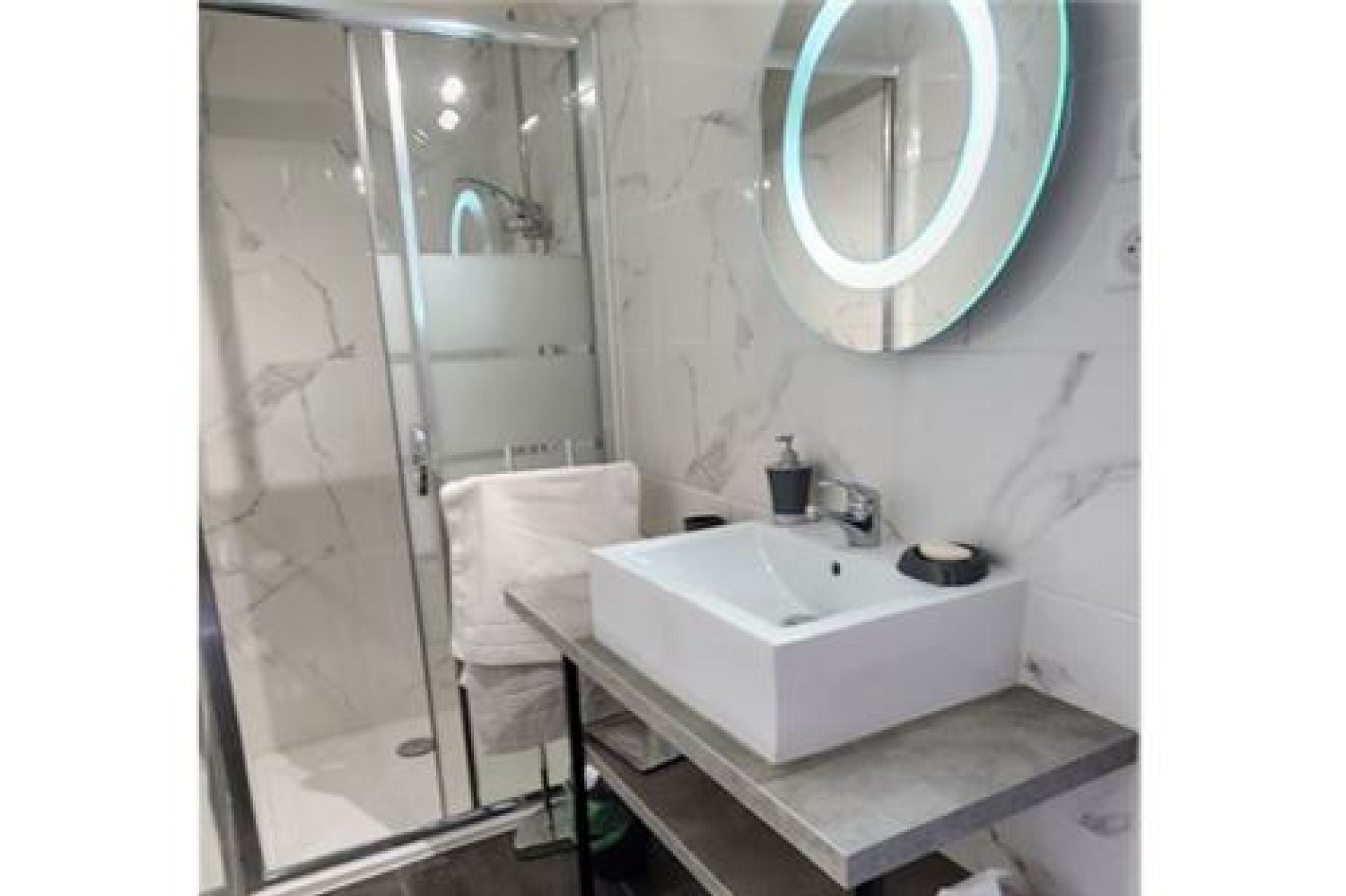 Modernes Badezimmer mit LED-Spiegel und Walk-in-Dusche