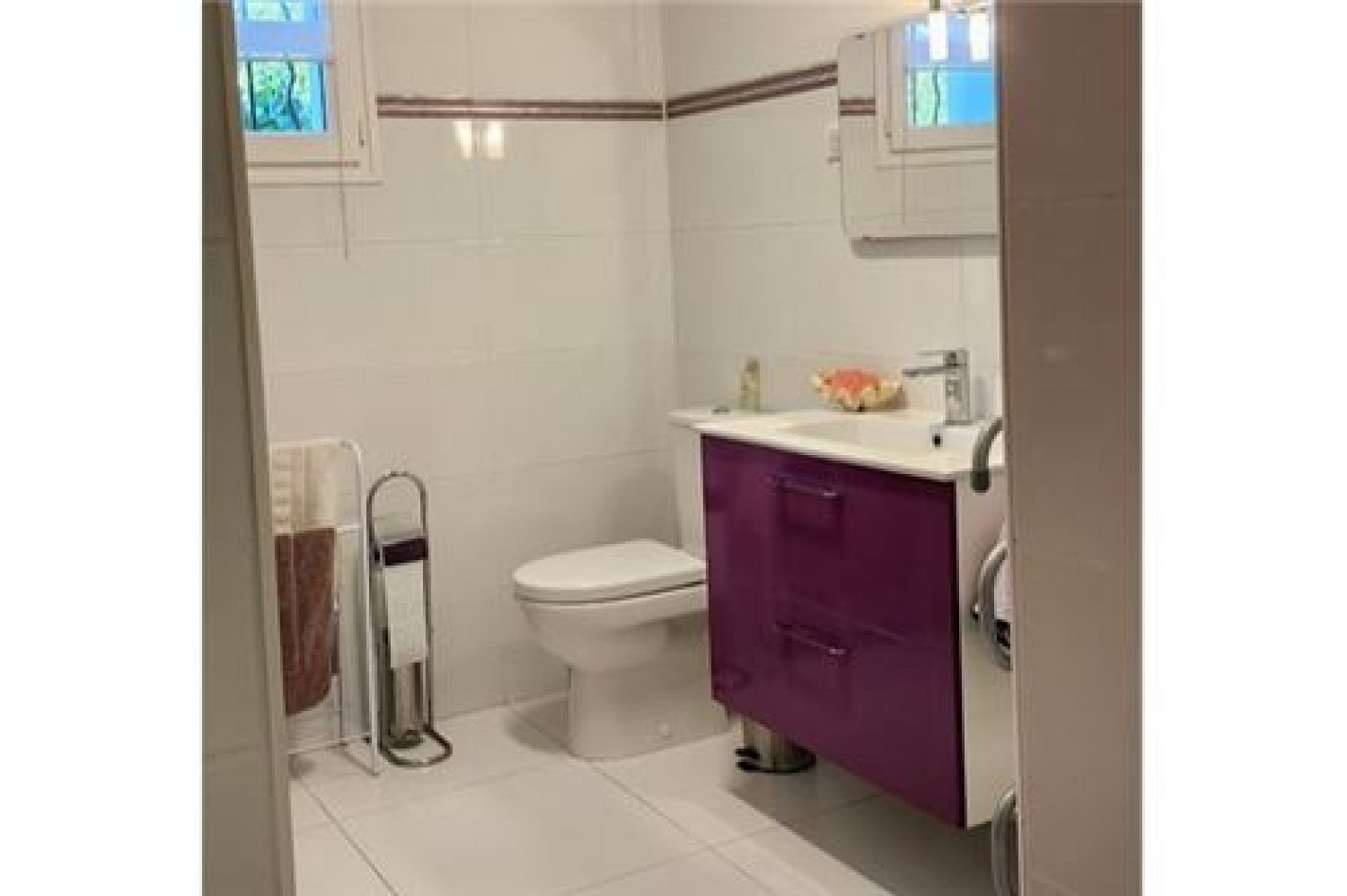 Kleines Gäste-WC mit Waschbecken
