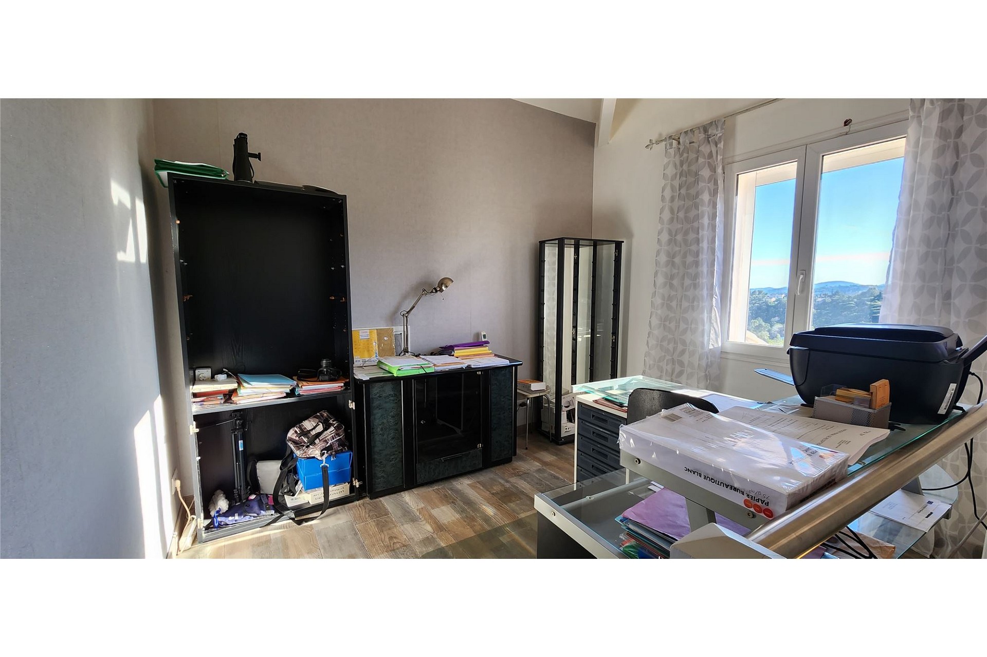 Helles Arbeitszimmer mit Bergblick