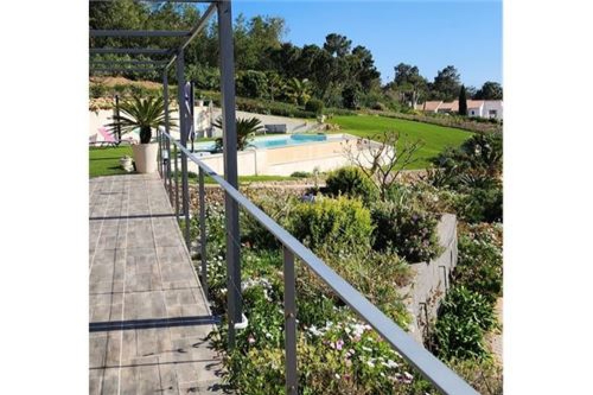 Außenbereich mit Terrasse, Garten und Poolanlage