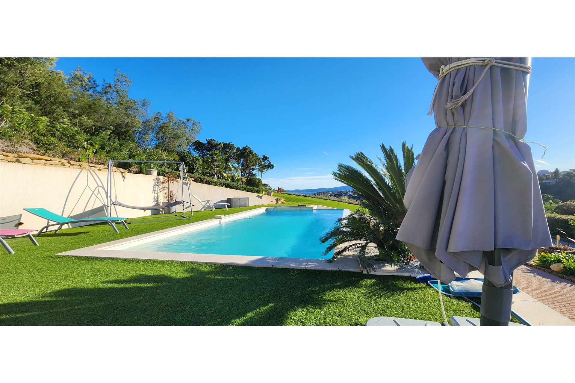 Außenbereich mit Pool und Garten