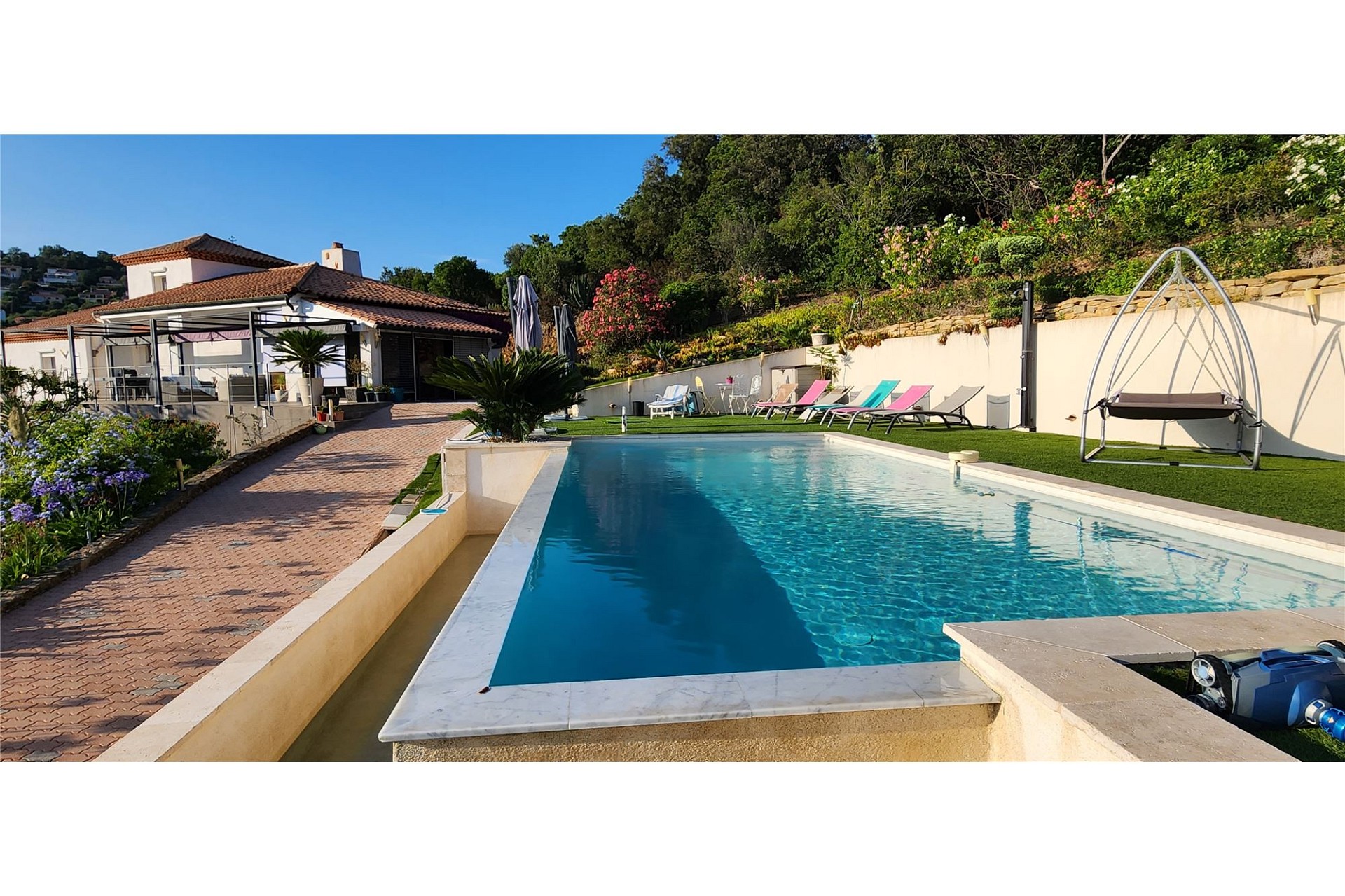 Pool- und Gartenansicht eines mediterranen Hauses
