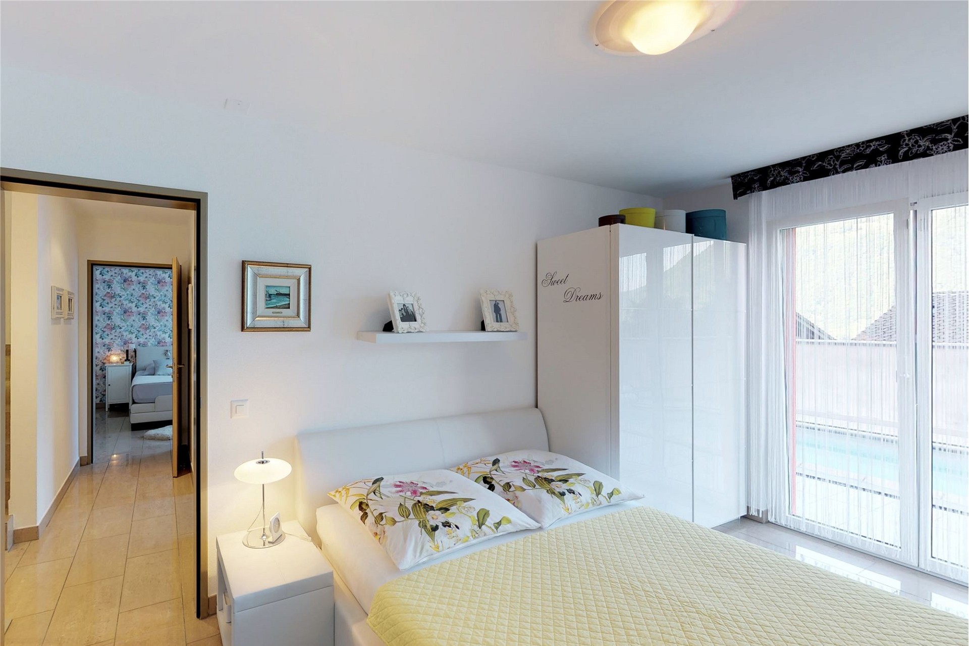 Helles Schlafzimmer mit Balkonzugang