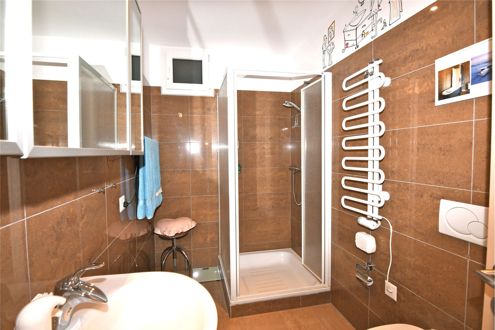 Modernes Badezimmer mit Dusche