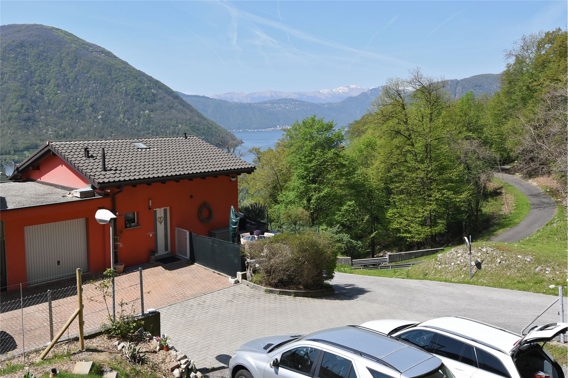 Haus mit Seeblick in bergiger Lage