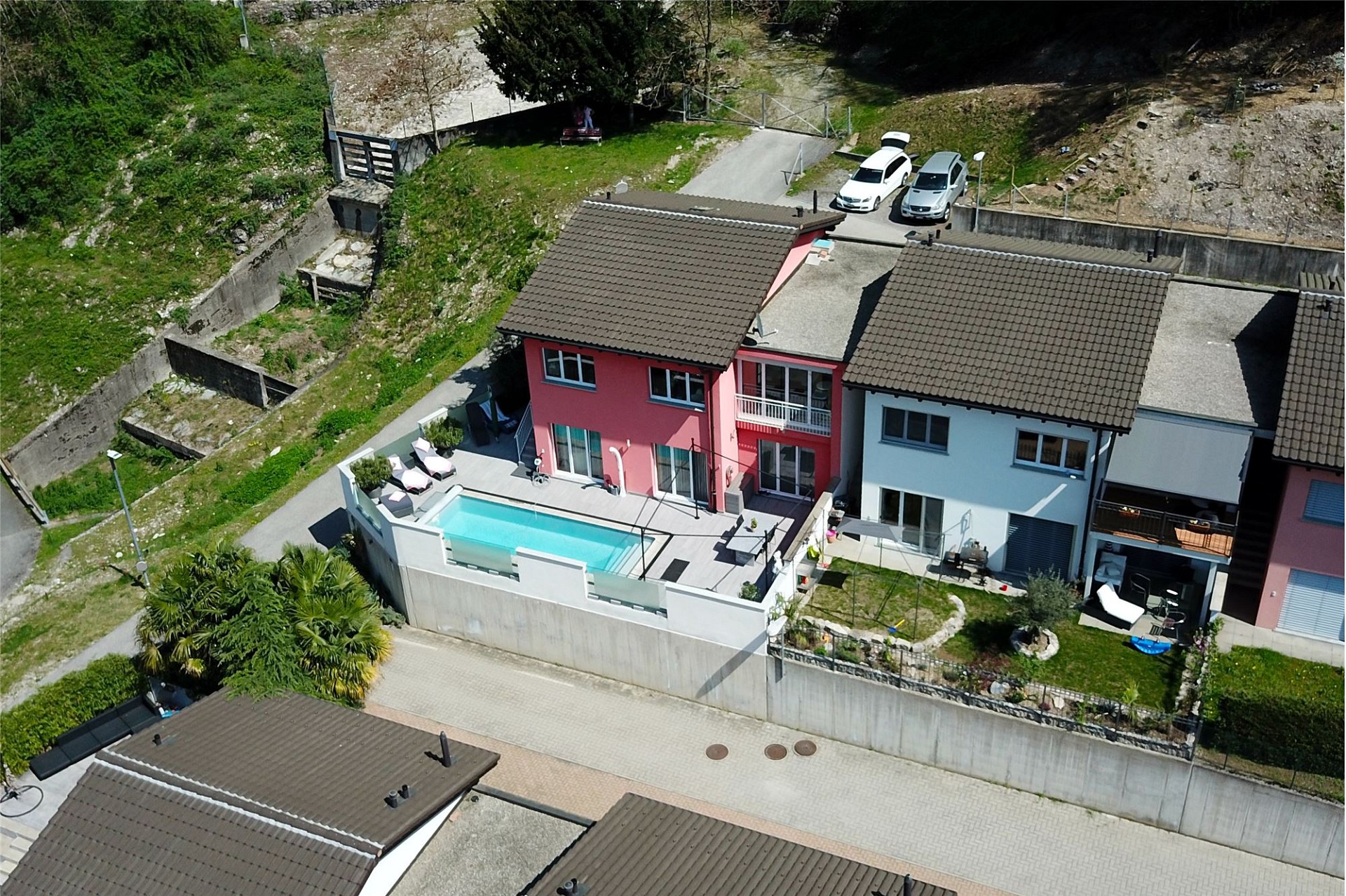 Luftaufnahme eines Wohnhauses mit Pool und Garten