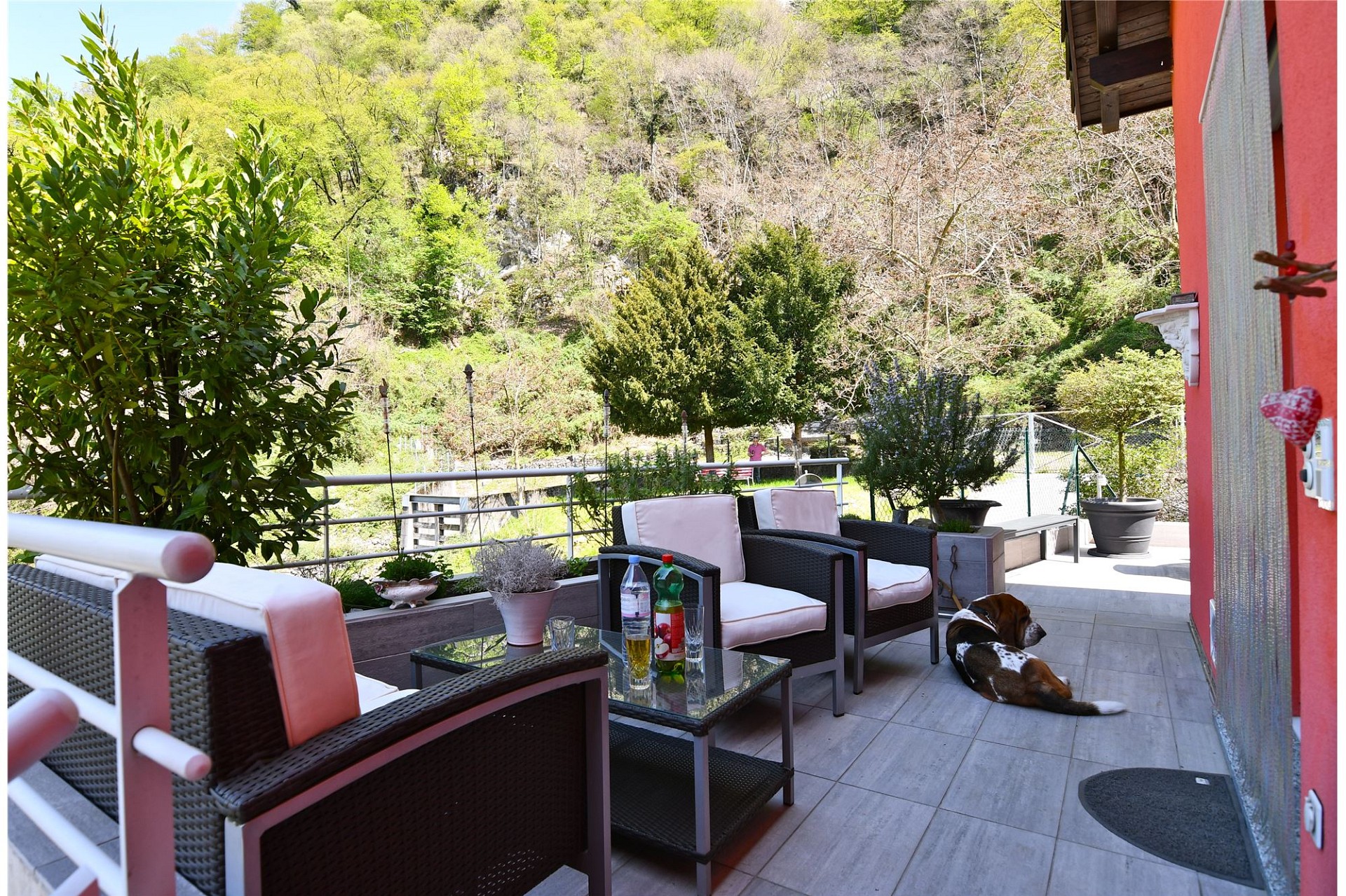 Terrasse mit Sitzgruppe und Talblick