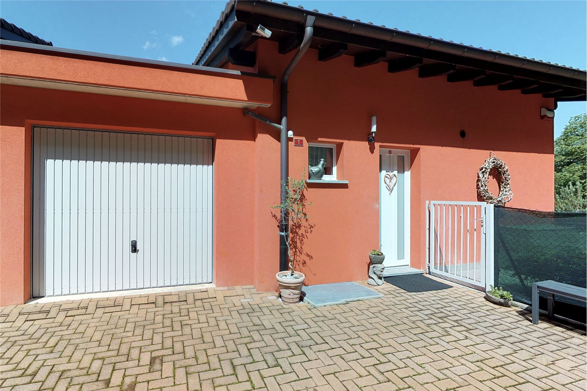 Außenansicht eines Hauses mit Garage und Eingangsbereich