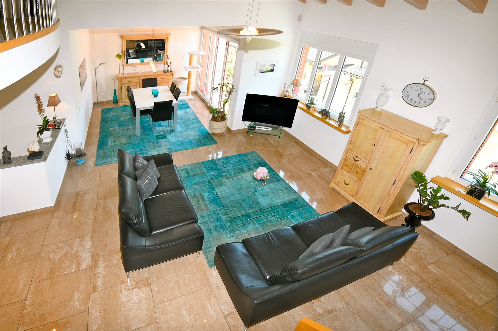 Großzügiges Wohn-Esszimmer mit Galerie