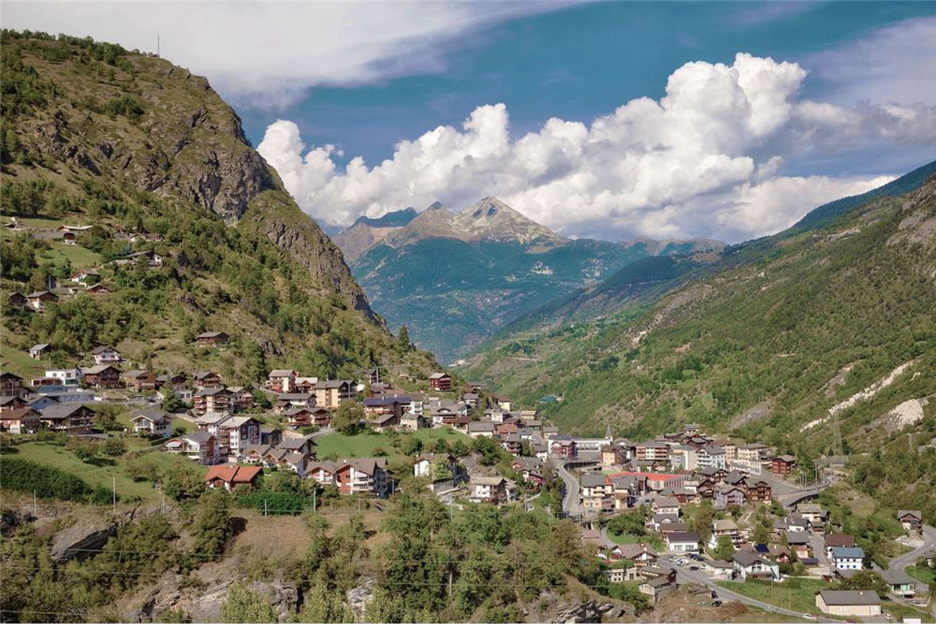 Bergdorf im alpinen Tal