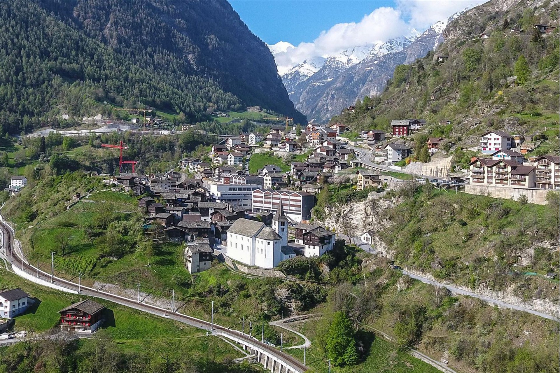 Alpine Talort mit Bergpanorama