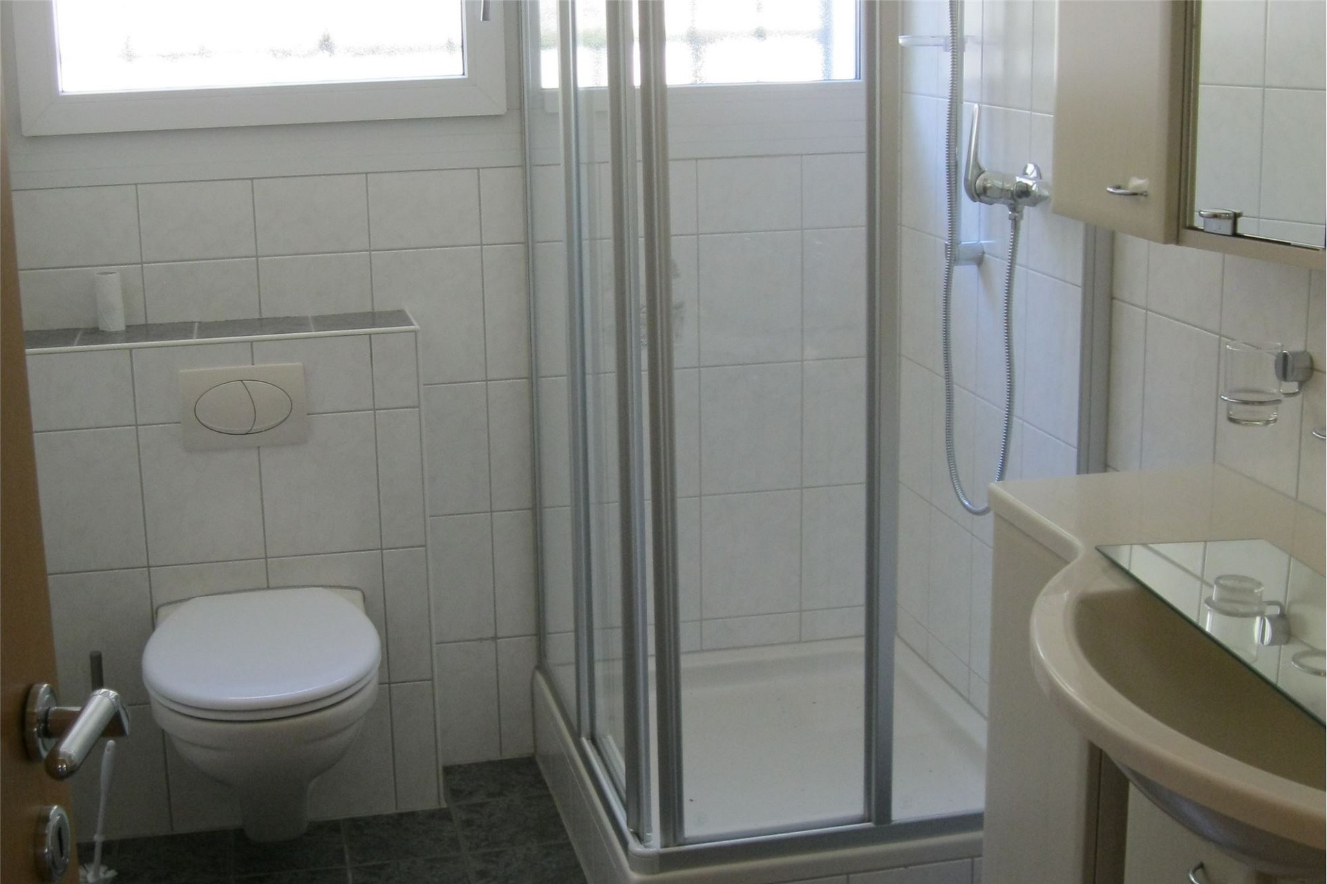 Kleines Bad mit Dusche und WC