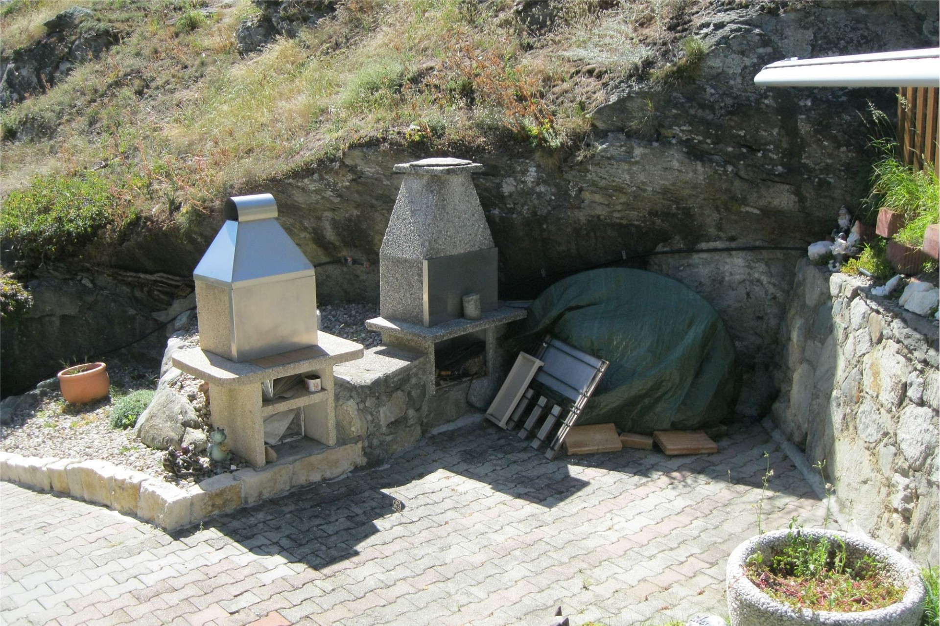 Außenbereich mit gemauertem Grillplatz