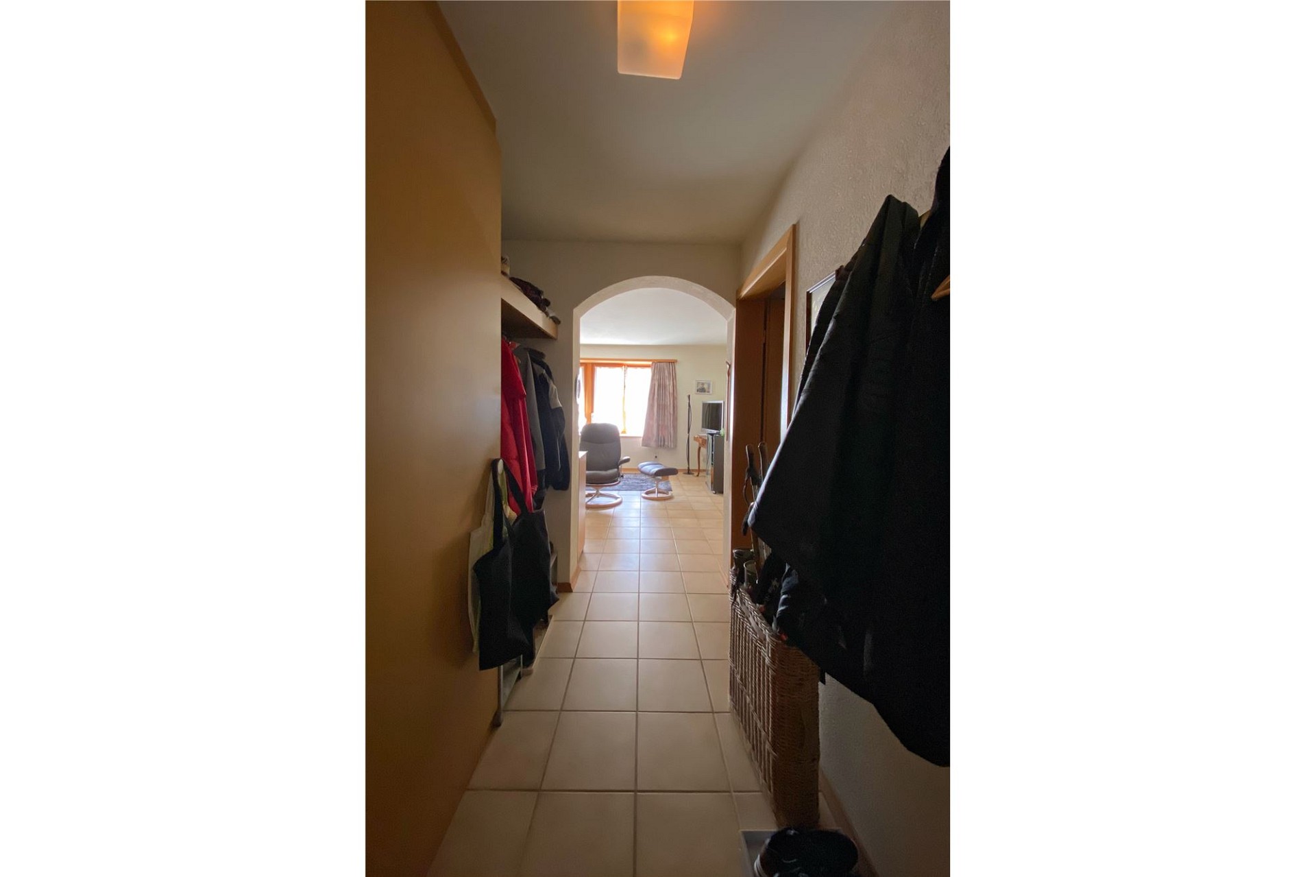 Flur mit Blick ins Wohnzimmer