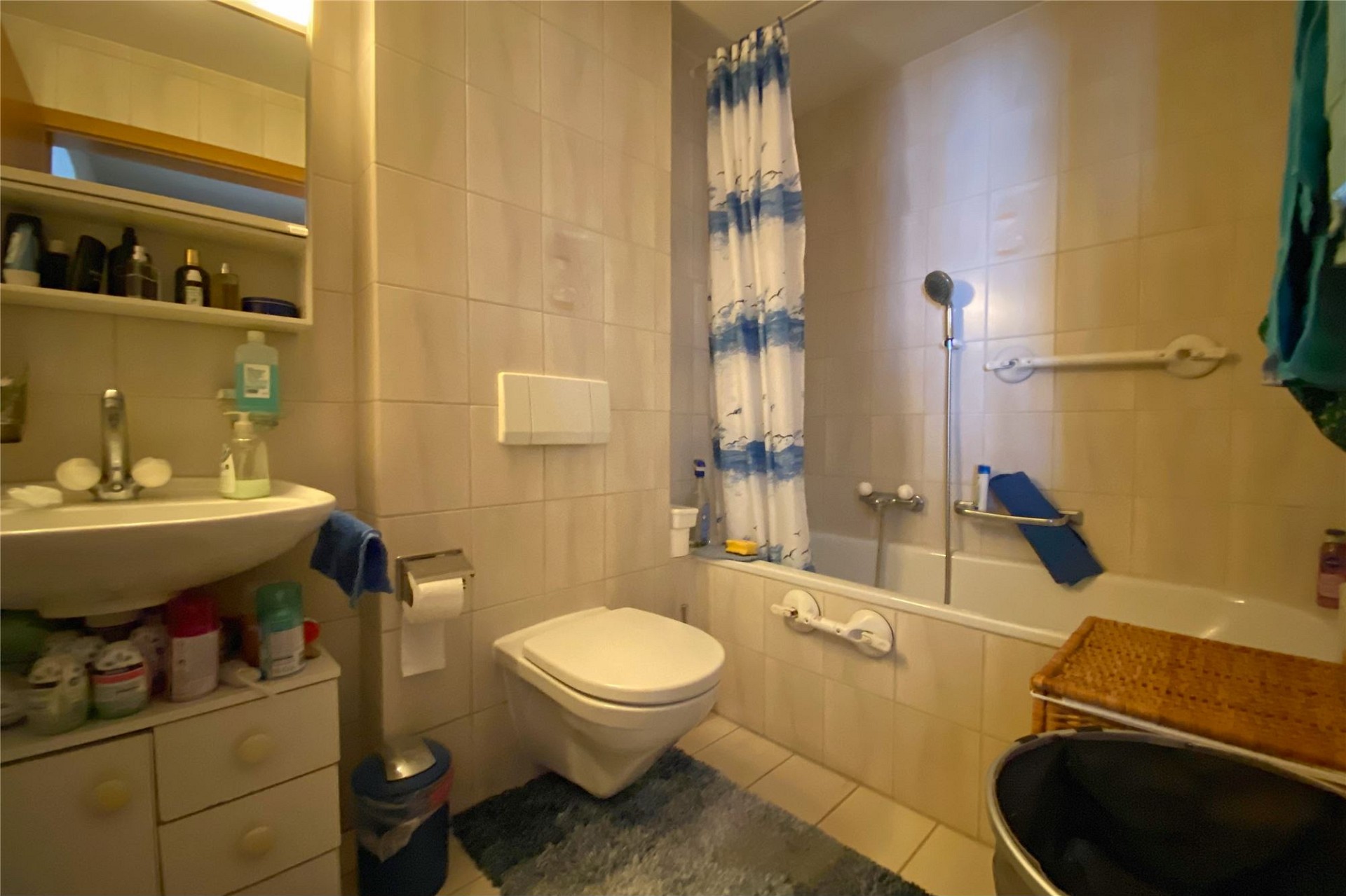 Kleines Badezimmer mit Badewanne und WC