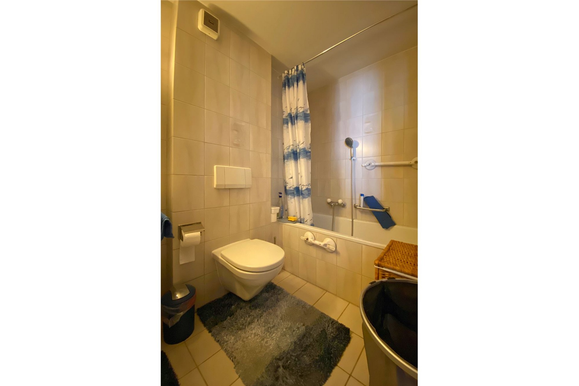 Badezimmer mit Badewanne und WC