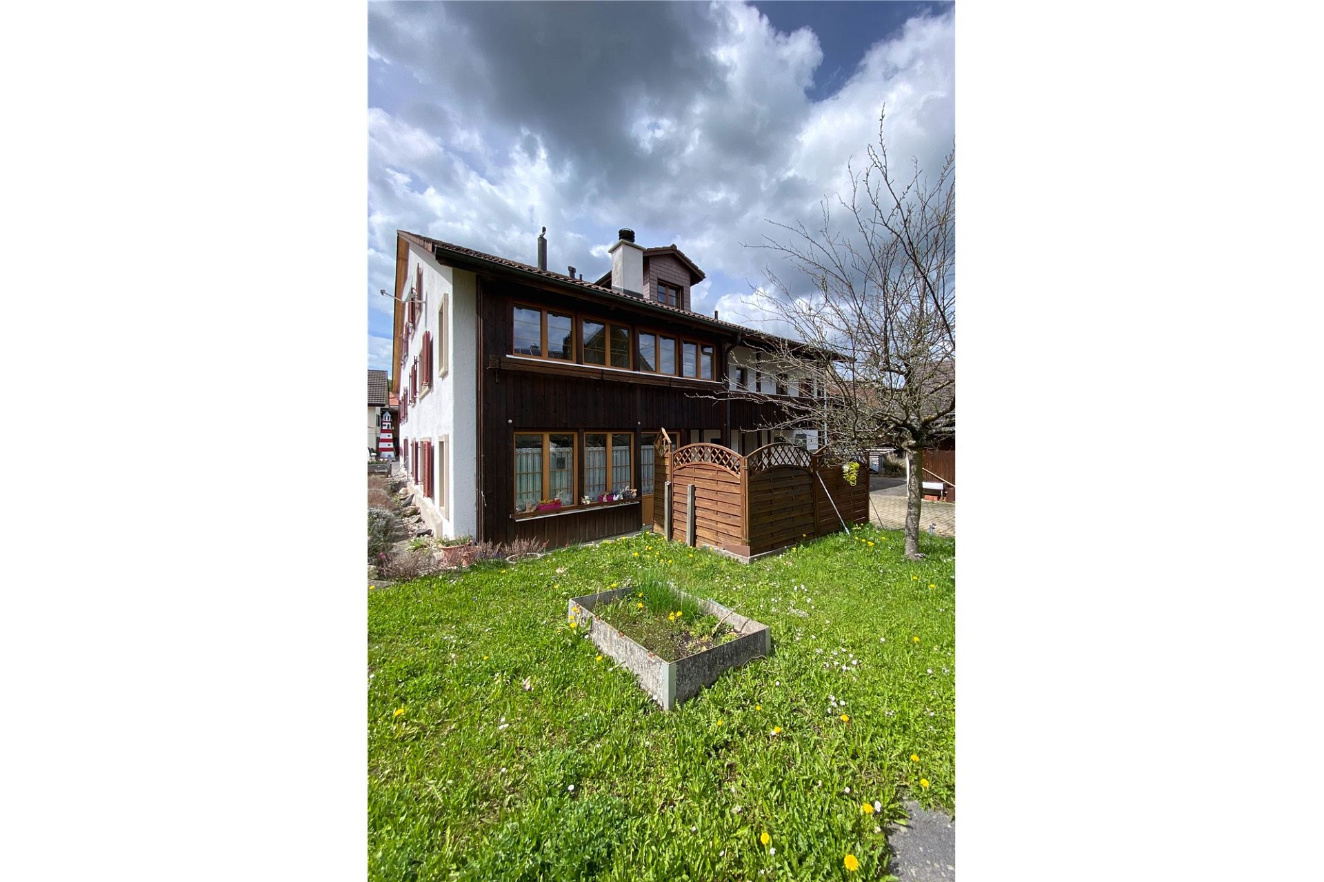 Freistehendes Haus mit Garten
