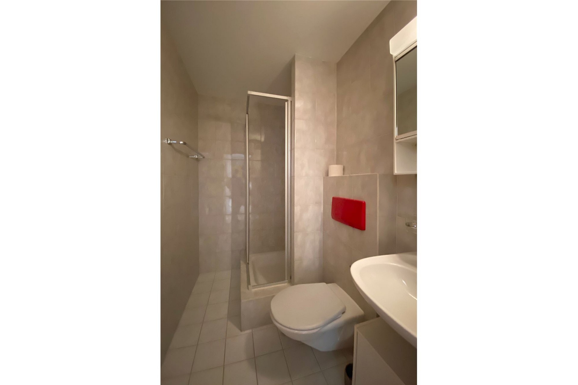 Kleines Badezimmer mit Dusche und WC